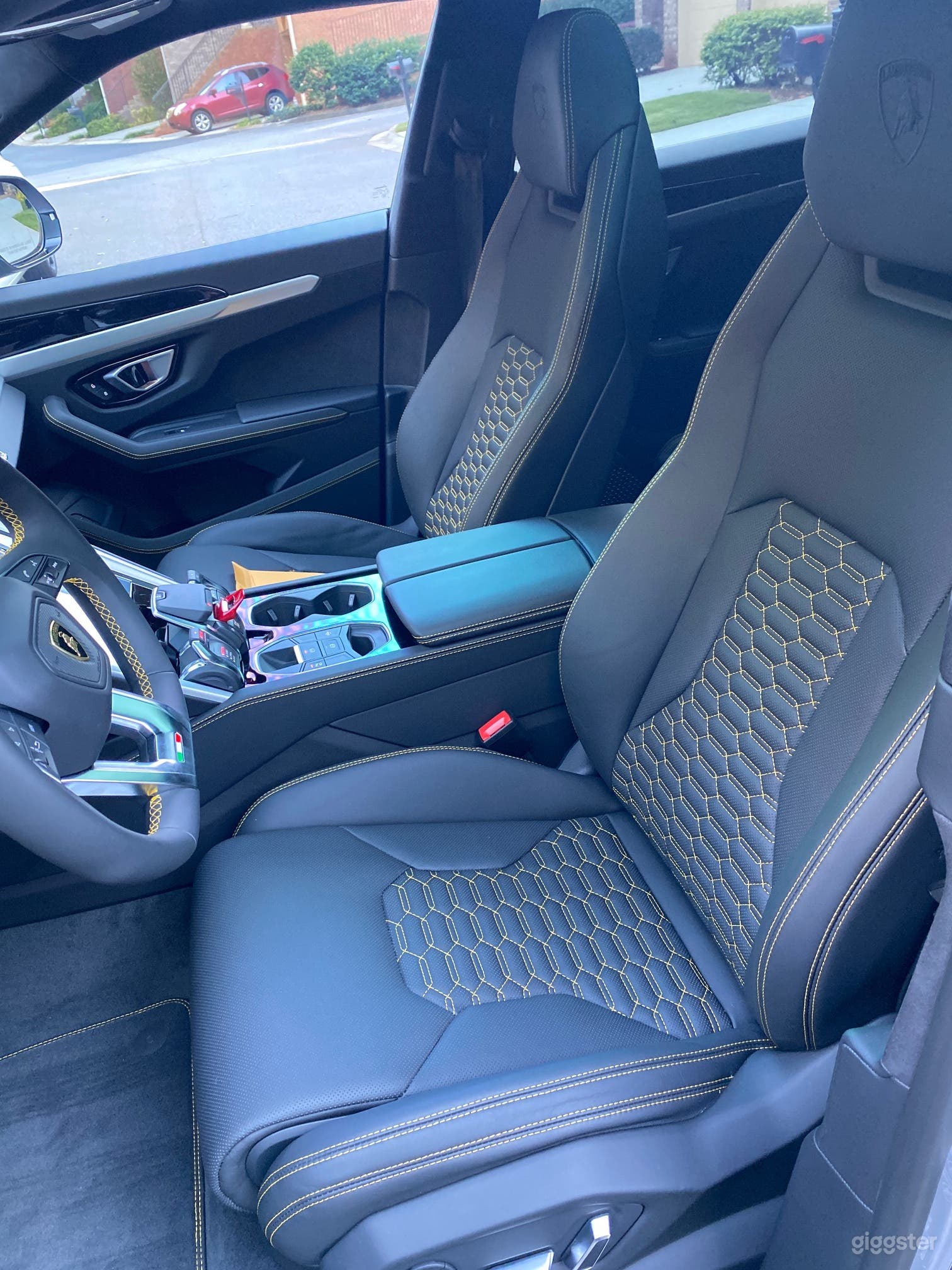 Fully Loaded Lamborghini Urus Photo 3