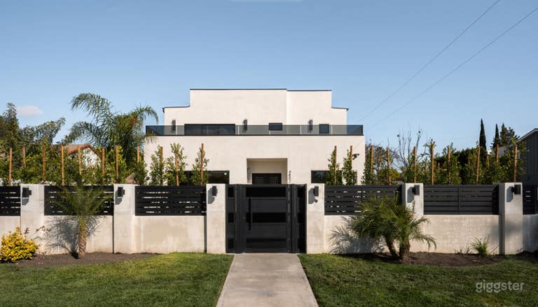  Modern Open-Concept Home with Designer Fireplace & Balcony 