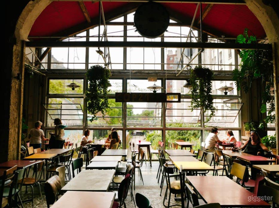 A Lively Vibrant Place (Full Buyout) Photo 4