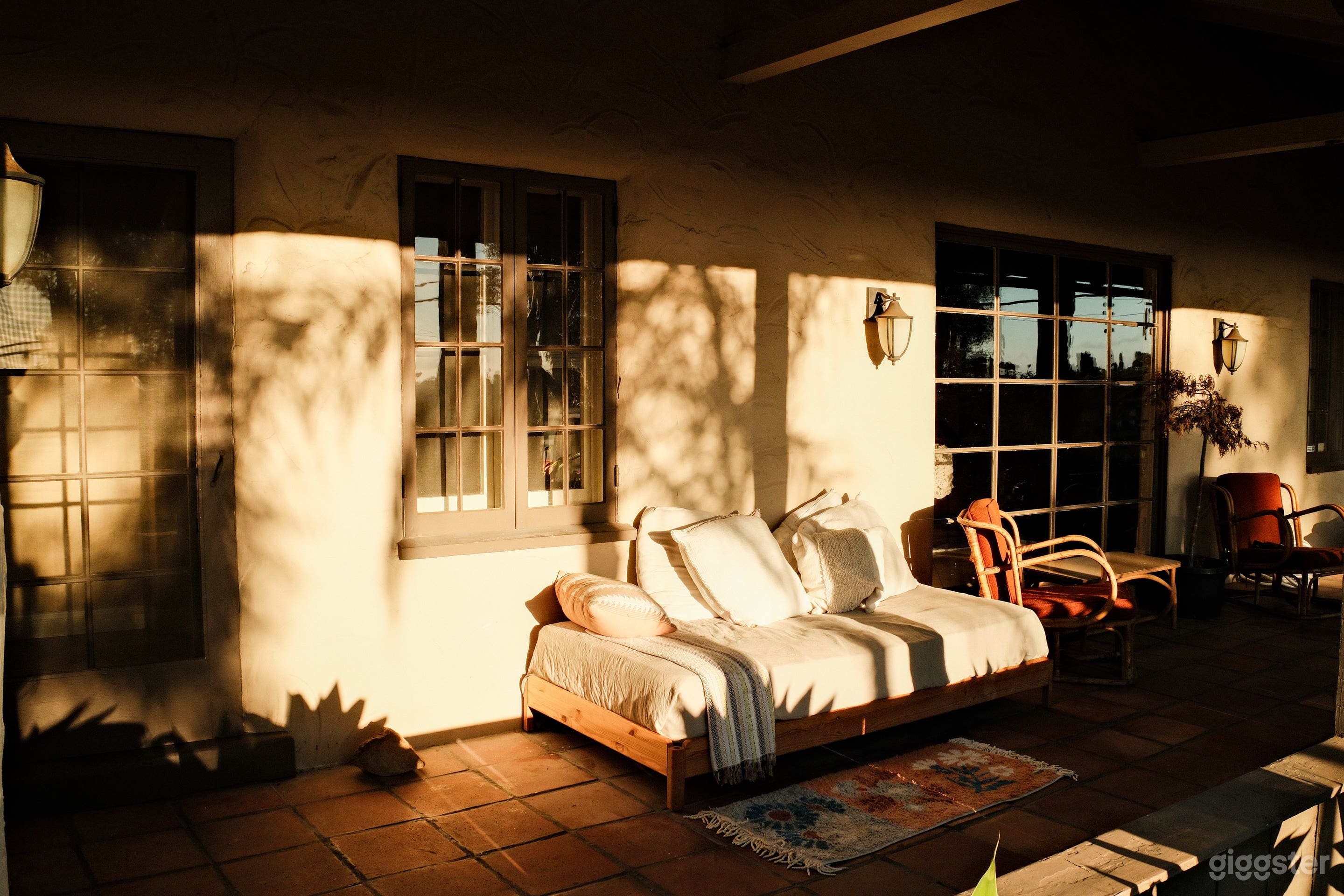 Natural Light 1920's Adobe Ranch style home Photo 2