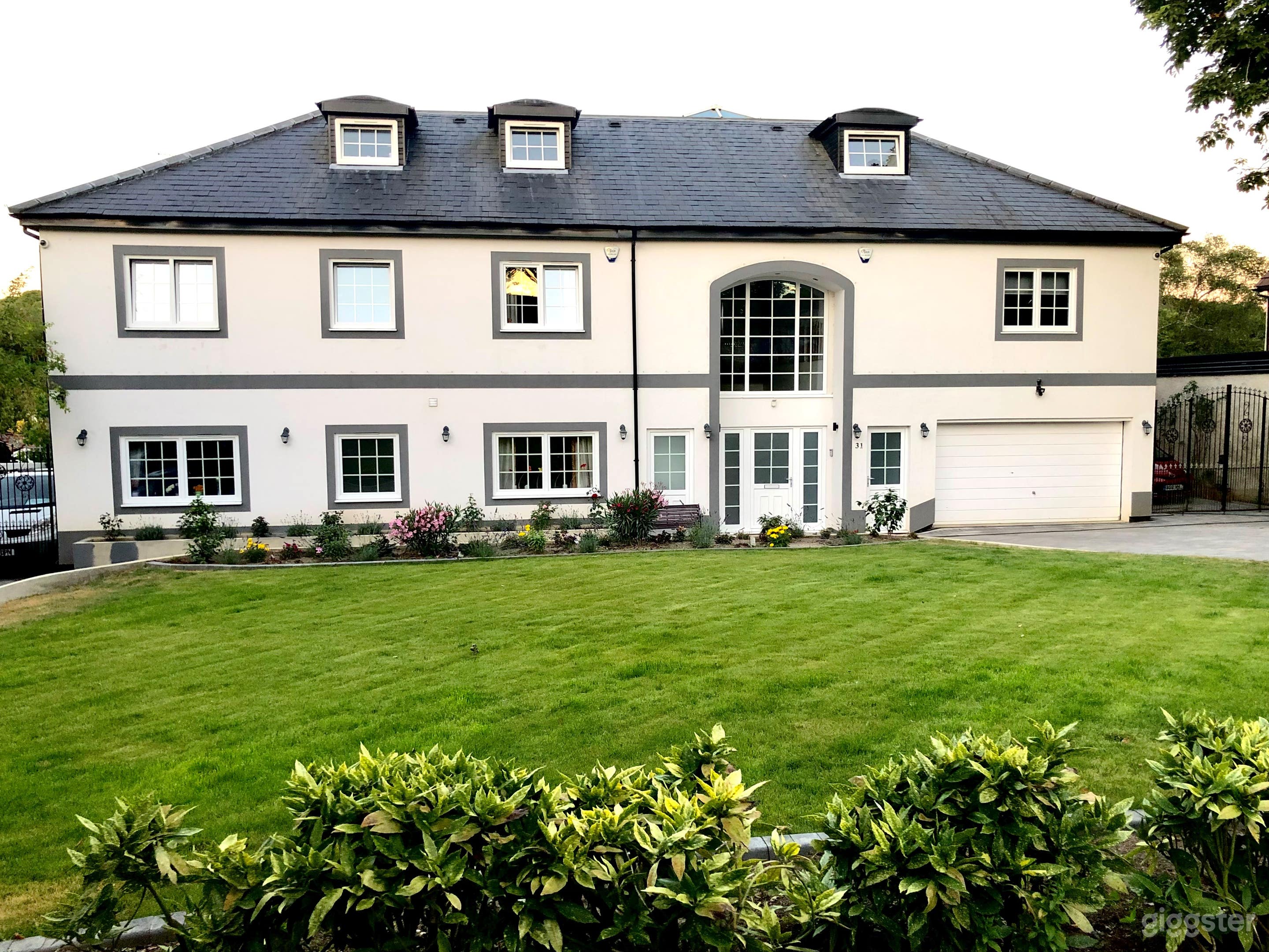 Versatile Modern Build House  Photo 1