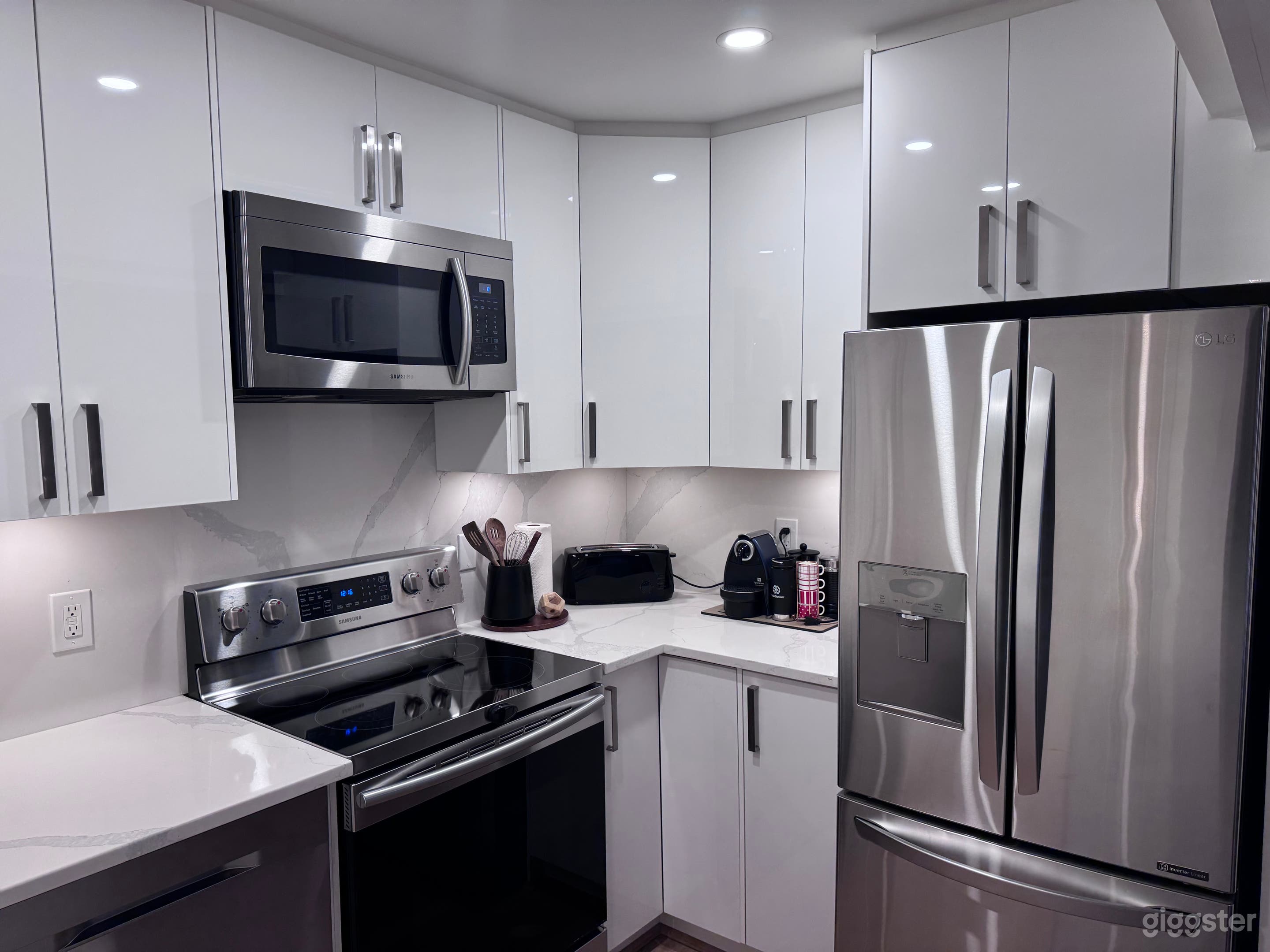 Luxury Garden Suite at Grouse Mountain with AC Photo 4