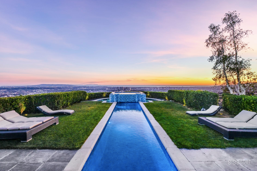 Modern Mansion with Unobstructed City Views Photo 2