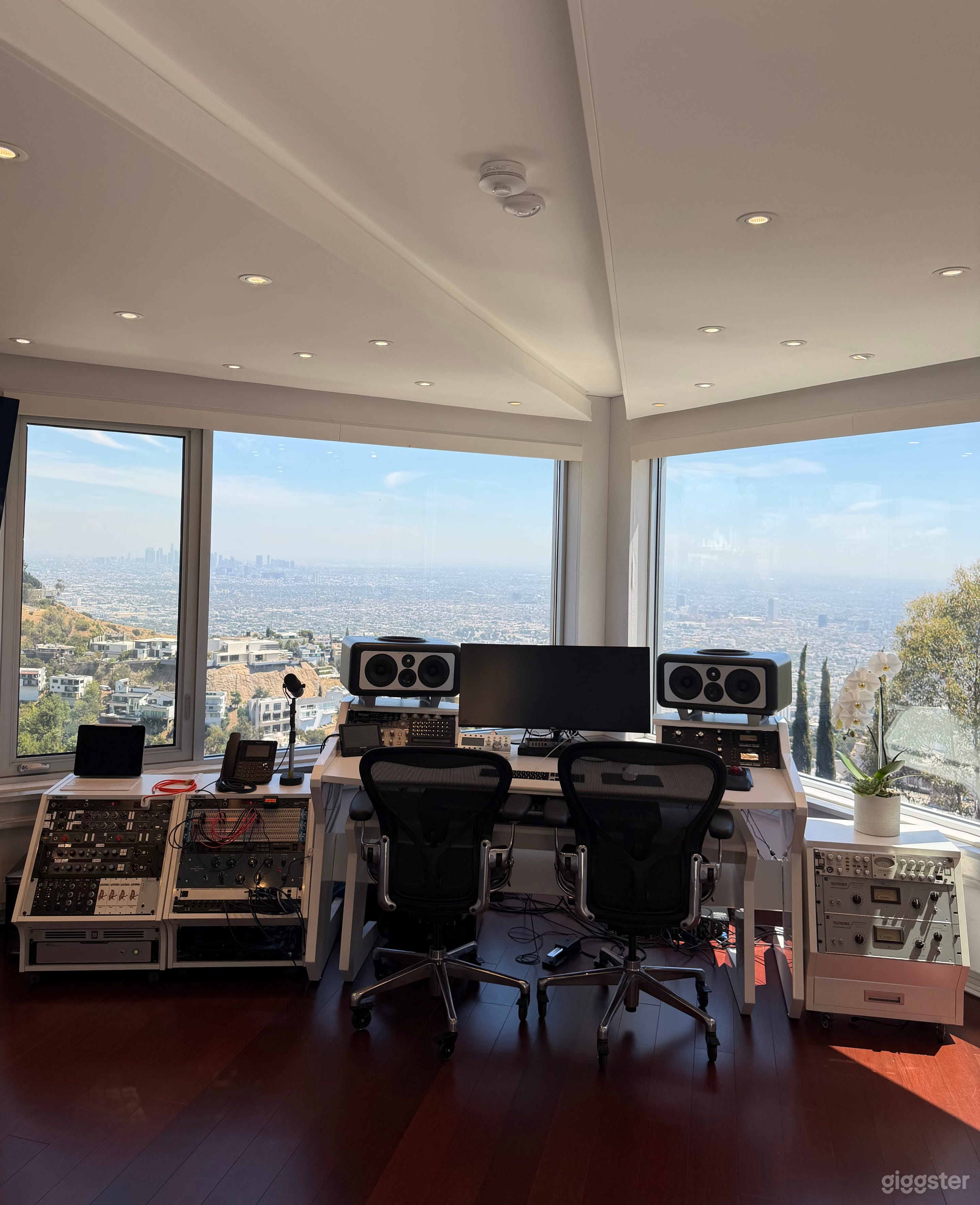 SkyCastle - Modern Mansion with Unobstructed City Views Photo 3