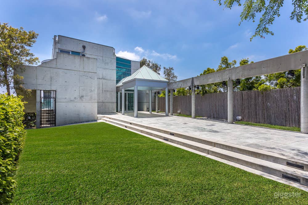 Modern Mansion with Unobstructed City Views Photo 3