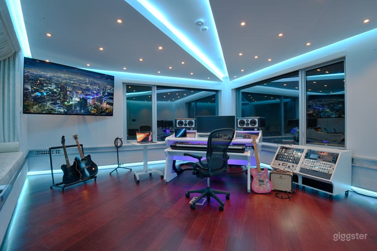  Modern Mansion with Unobstructed City Views 