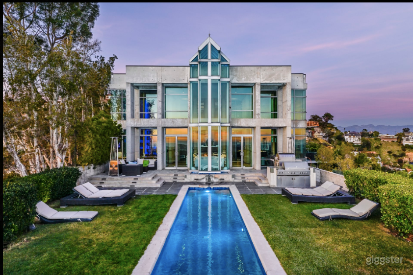 Modern Mansion with Unobstructed City Views Photo 1