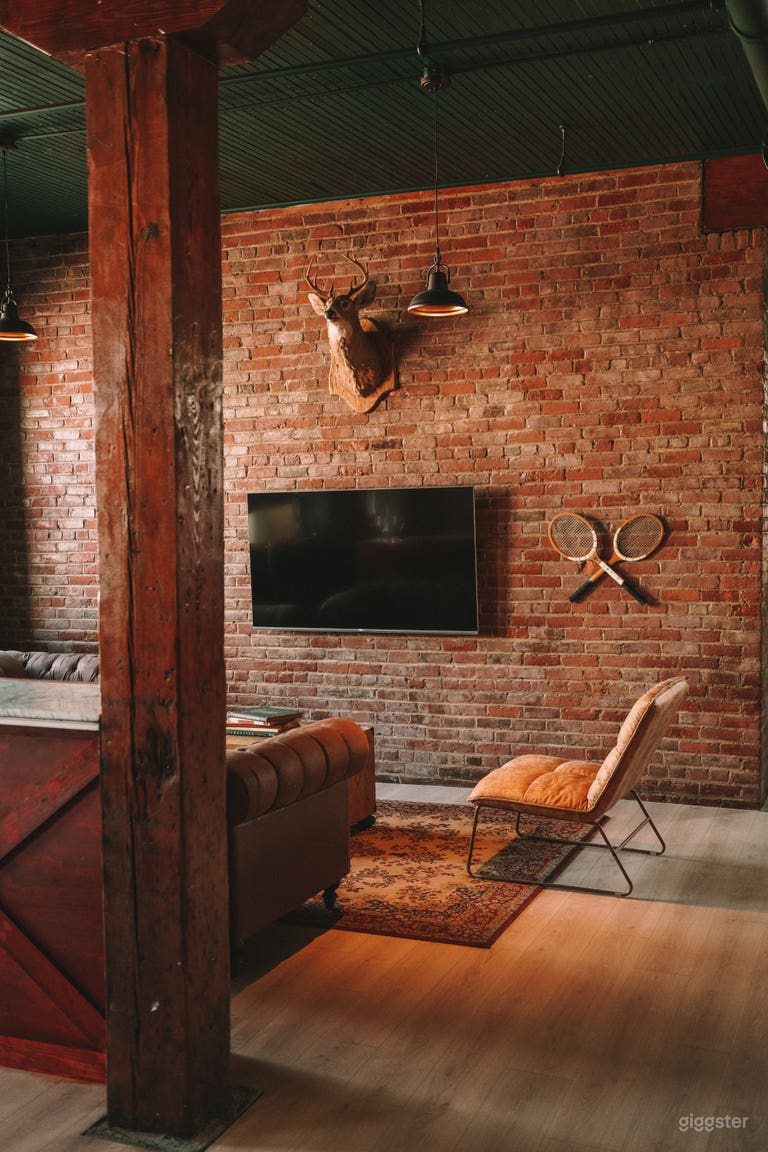  Private lounge with golf simulators 