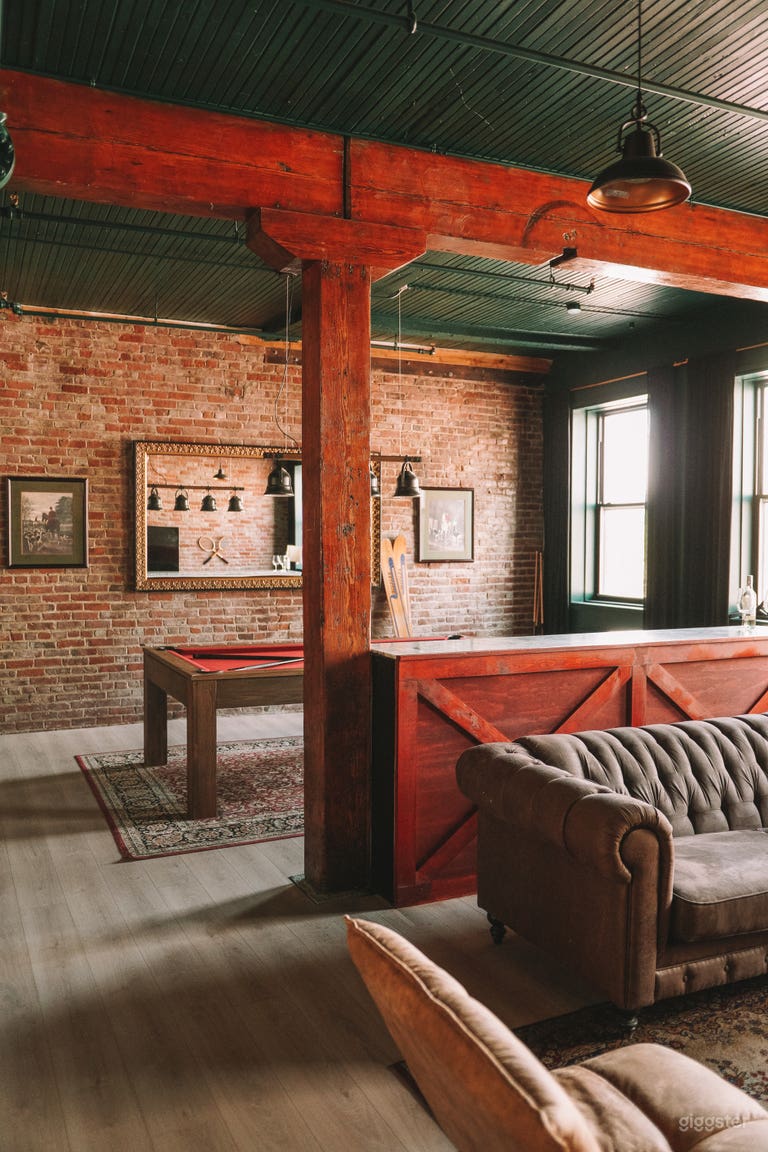  Private lounge with golf simulators 