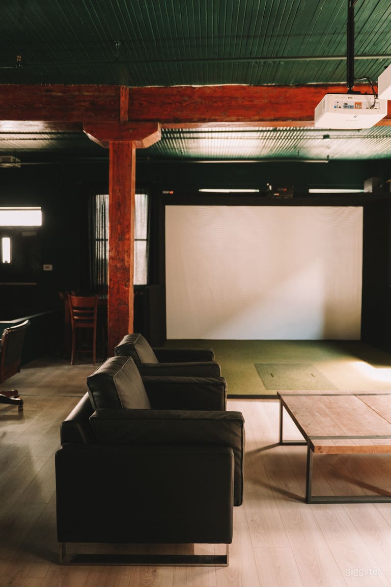  Private lounge with golf simulators 