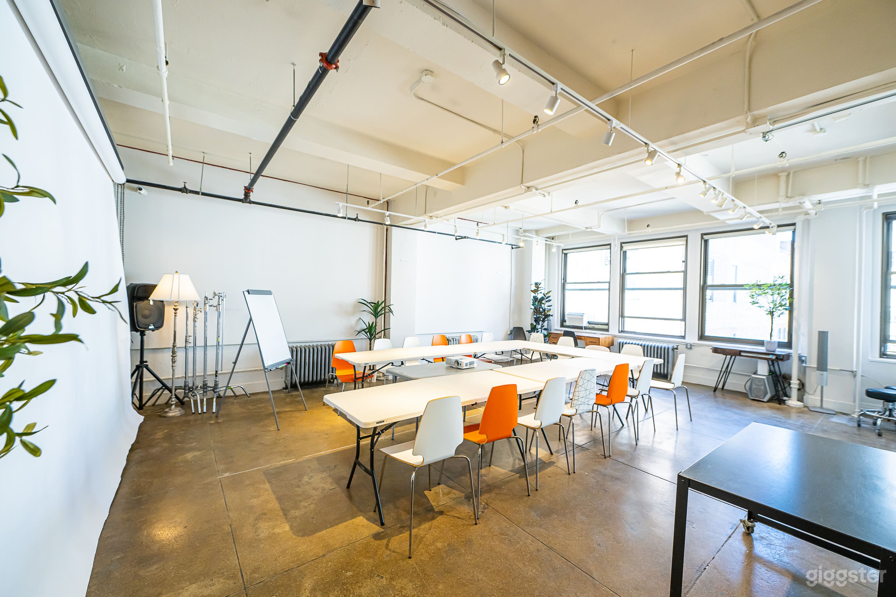 ﻿Fantastic Midtown Art Studio with skyline views! Photo 4