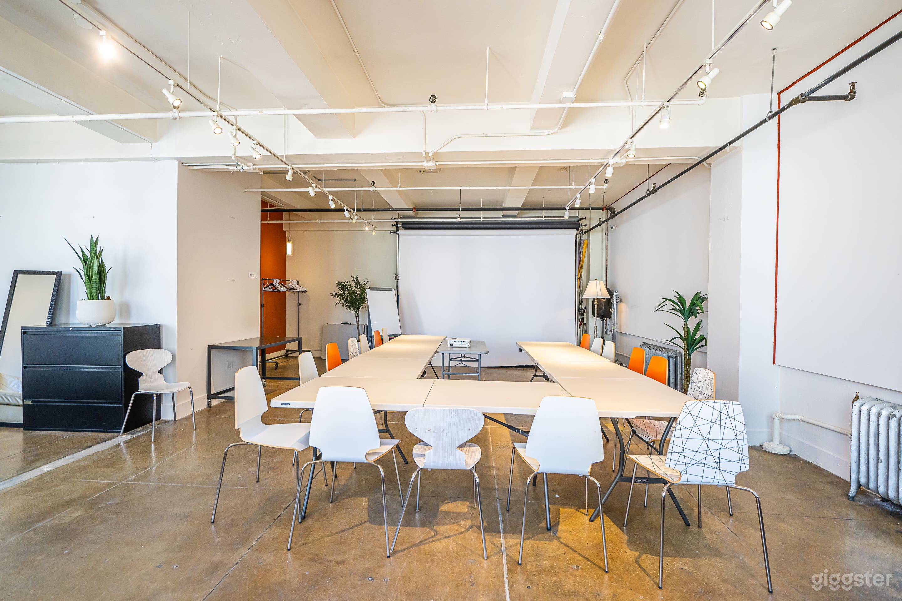 ﻿Fantastic Midtown Art Studio with skyline views! Photo 1