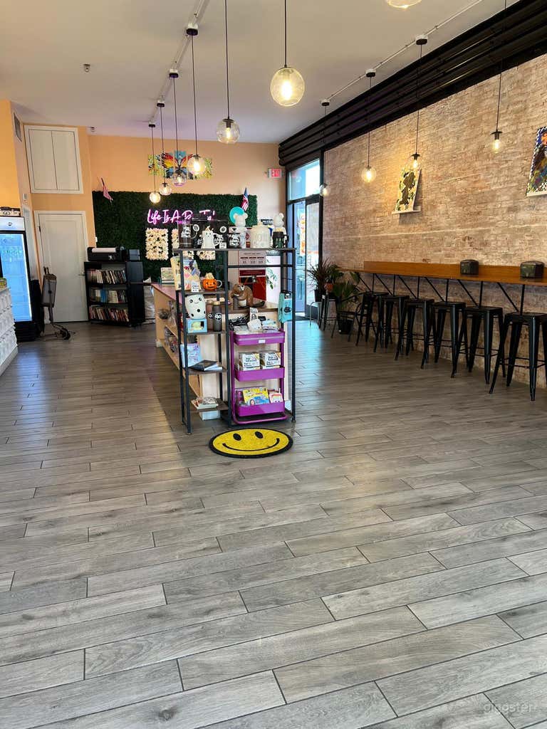 Espacio para eventos vibrante con pared de vegetación de neón y ladrillo visto 