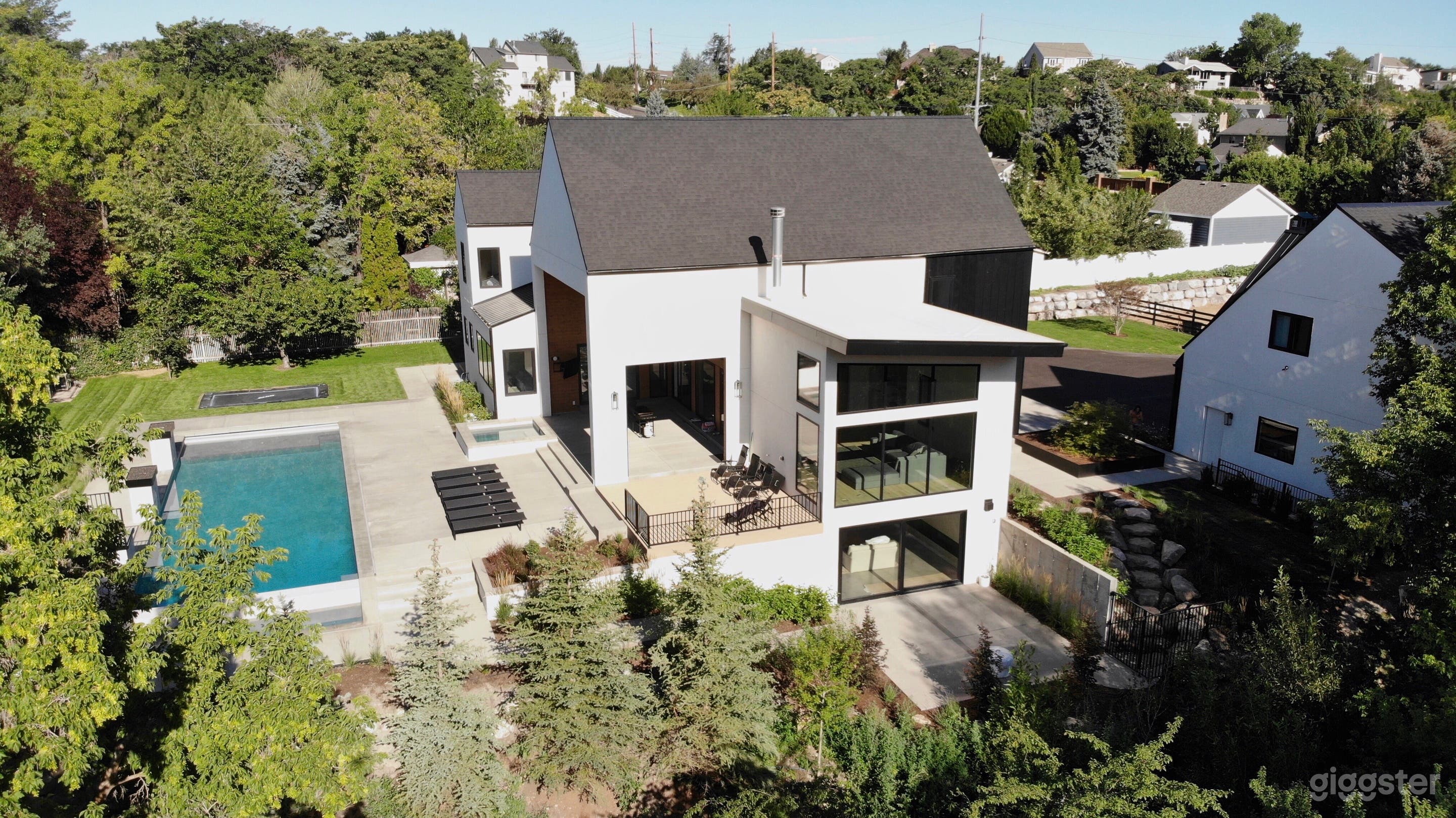 Scandinavian Mountain View Home Photo 4