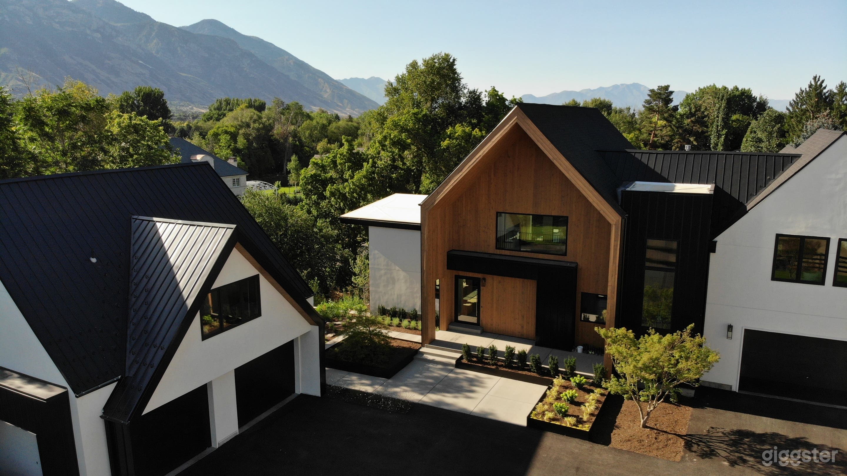 Scandinavian Mountain View Home Photo 2