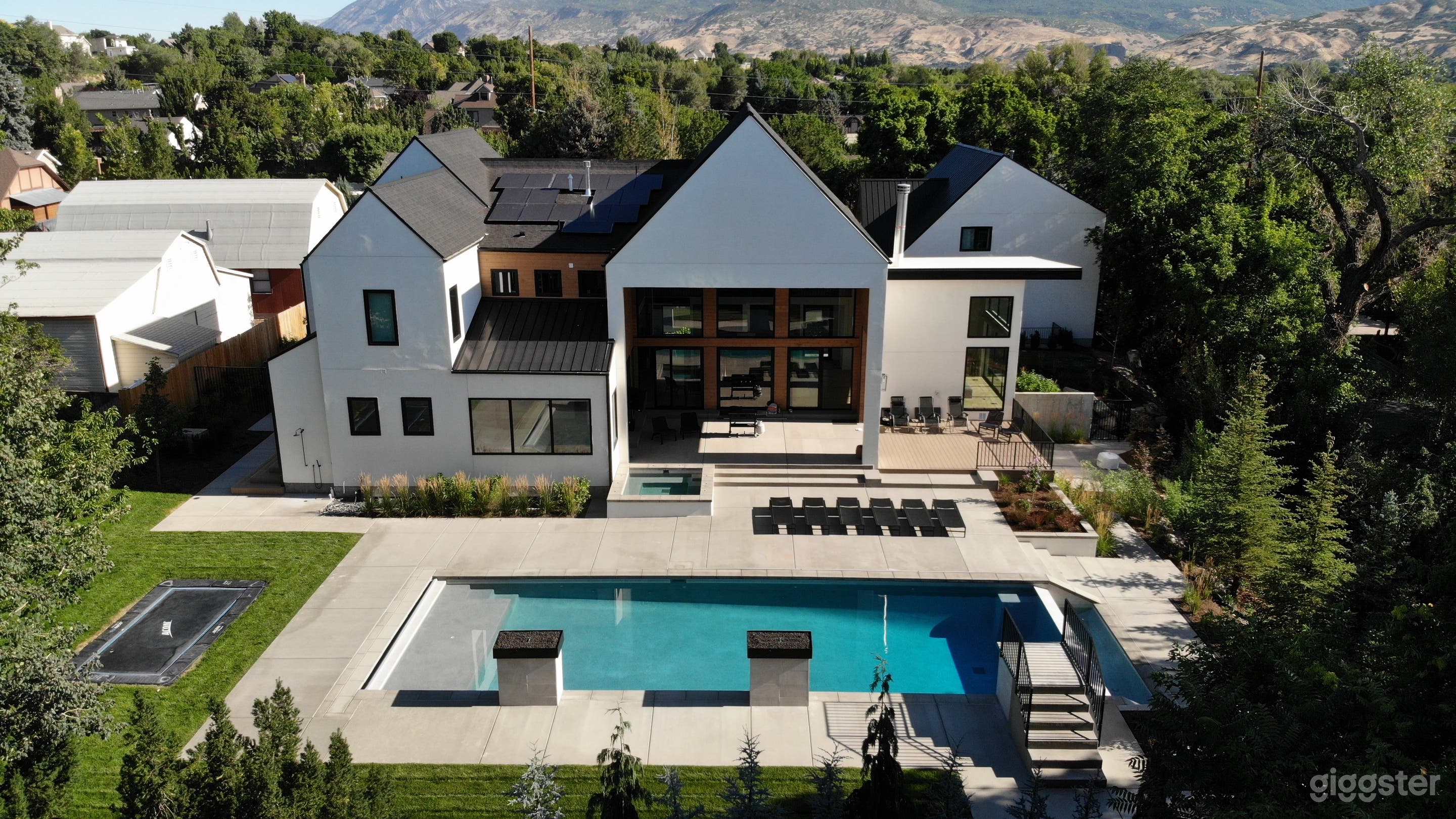 Scandinavian Mountain View Home Photo 1