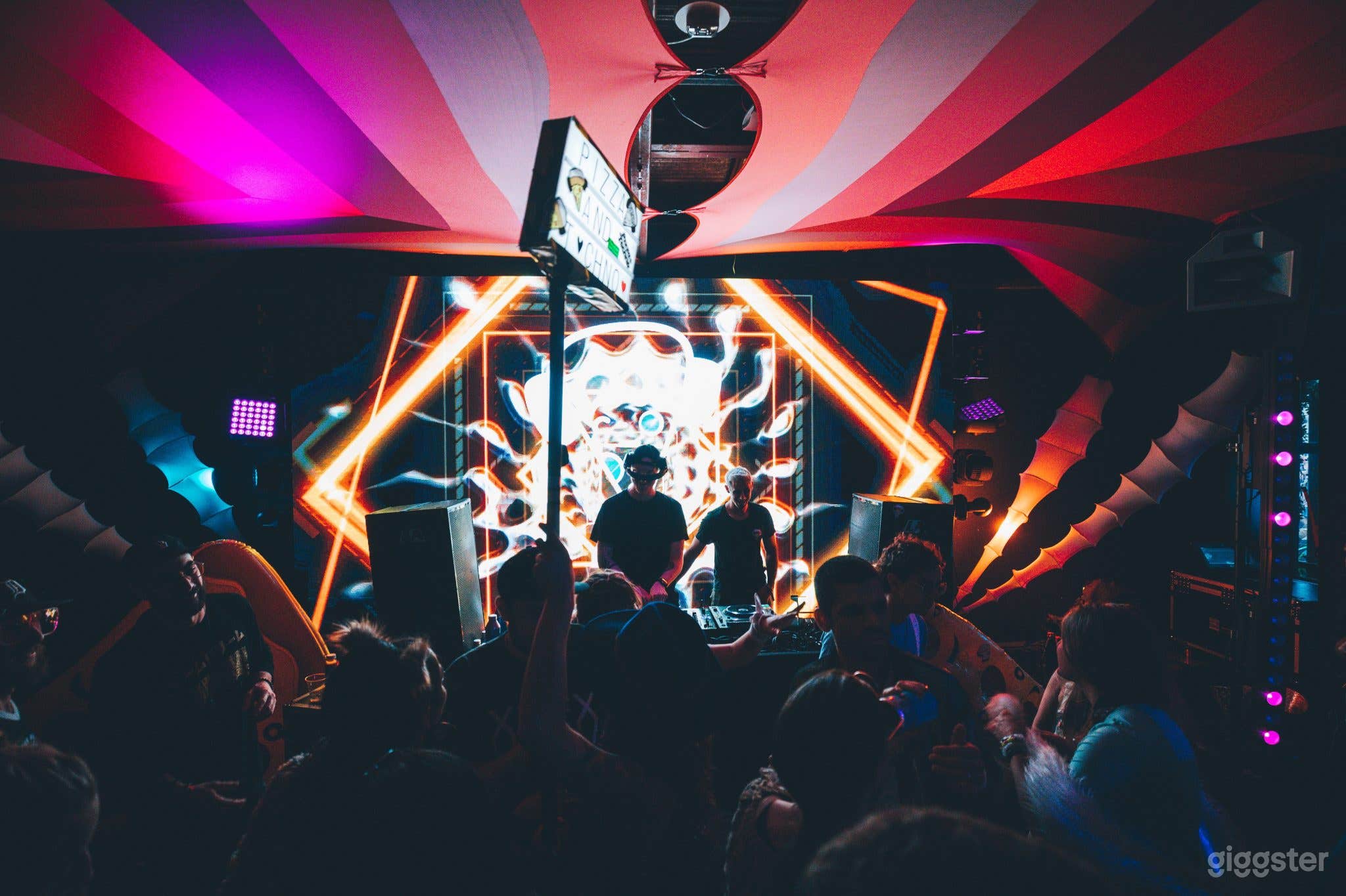 Large Breakout Lounge(Gods &amp; Monsters) Photo 2