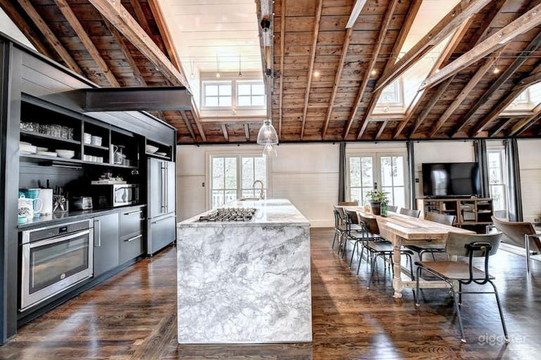  Farmhouse-Style Production Venue 