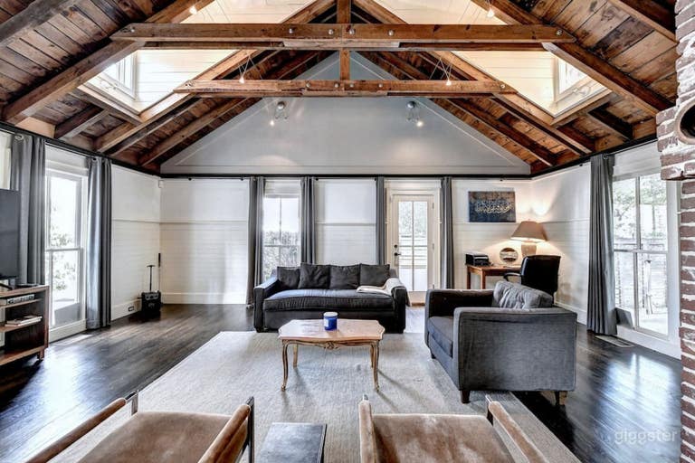  Farmhouse-Style Production Venue 