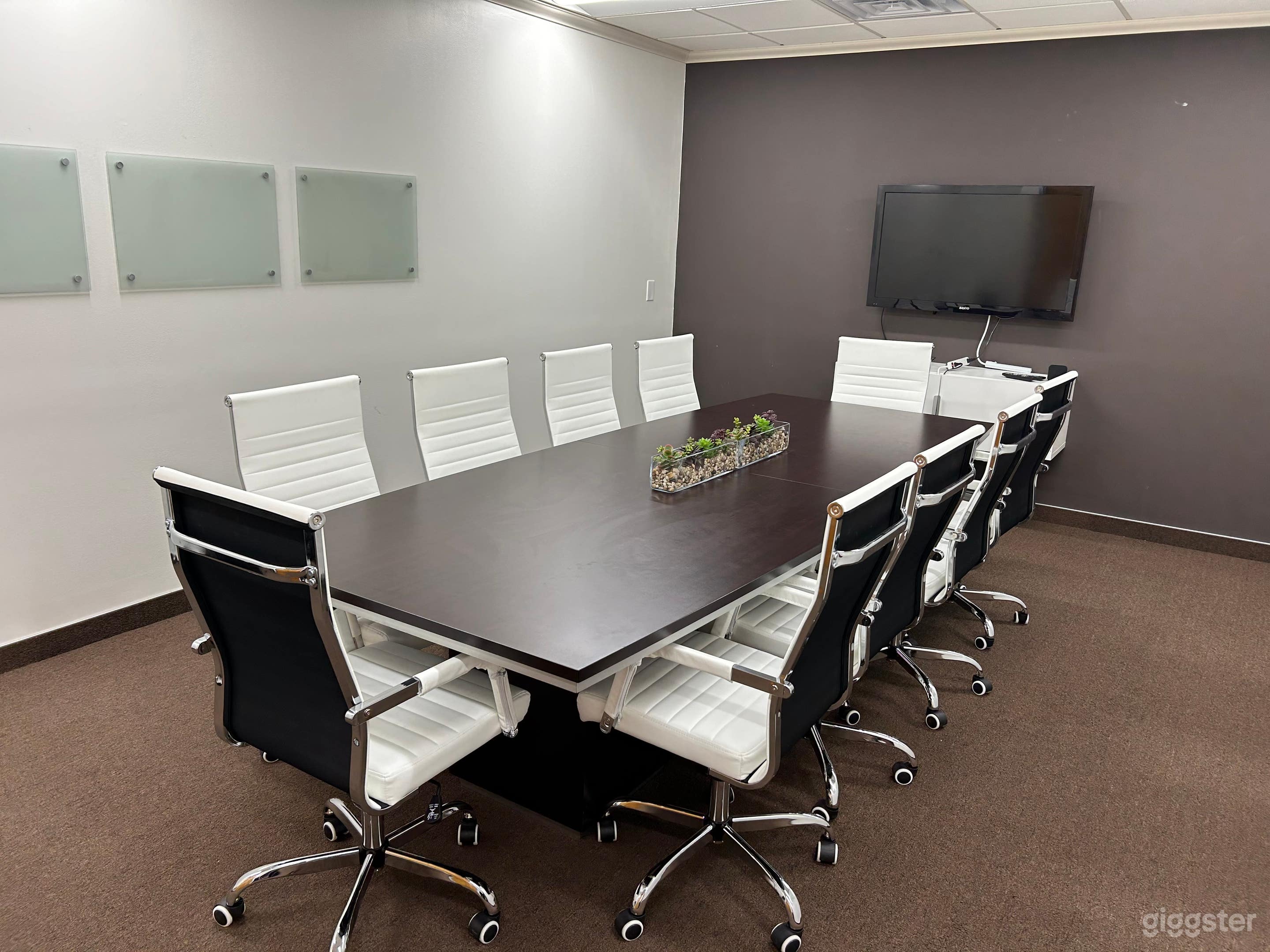 Vibrant Large Conference Room Photo 2