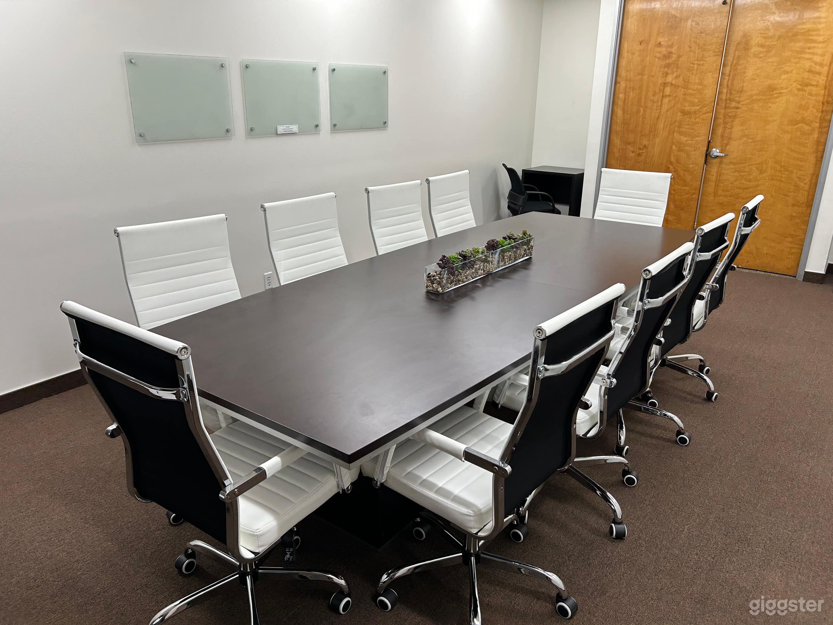 Vibrant Large Conference Room Photo 4