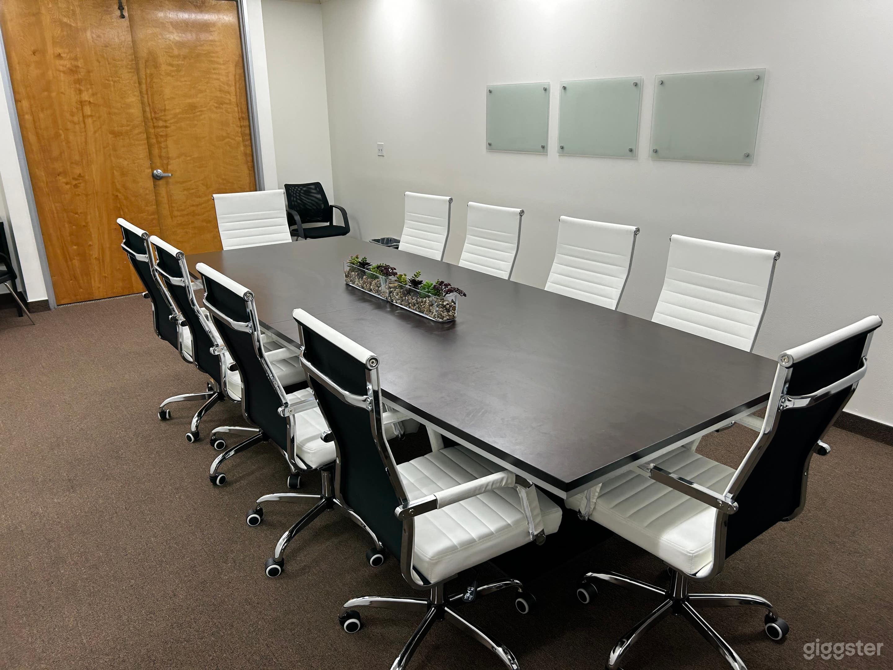 Vibrant Large Conference Room Photo 3