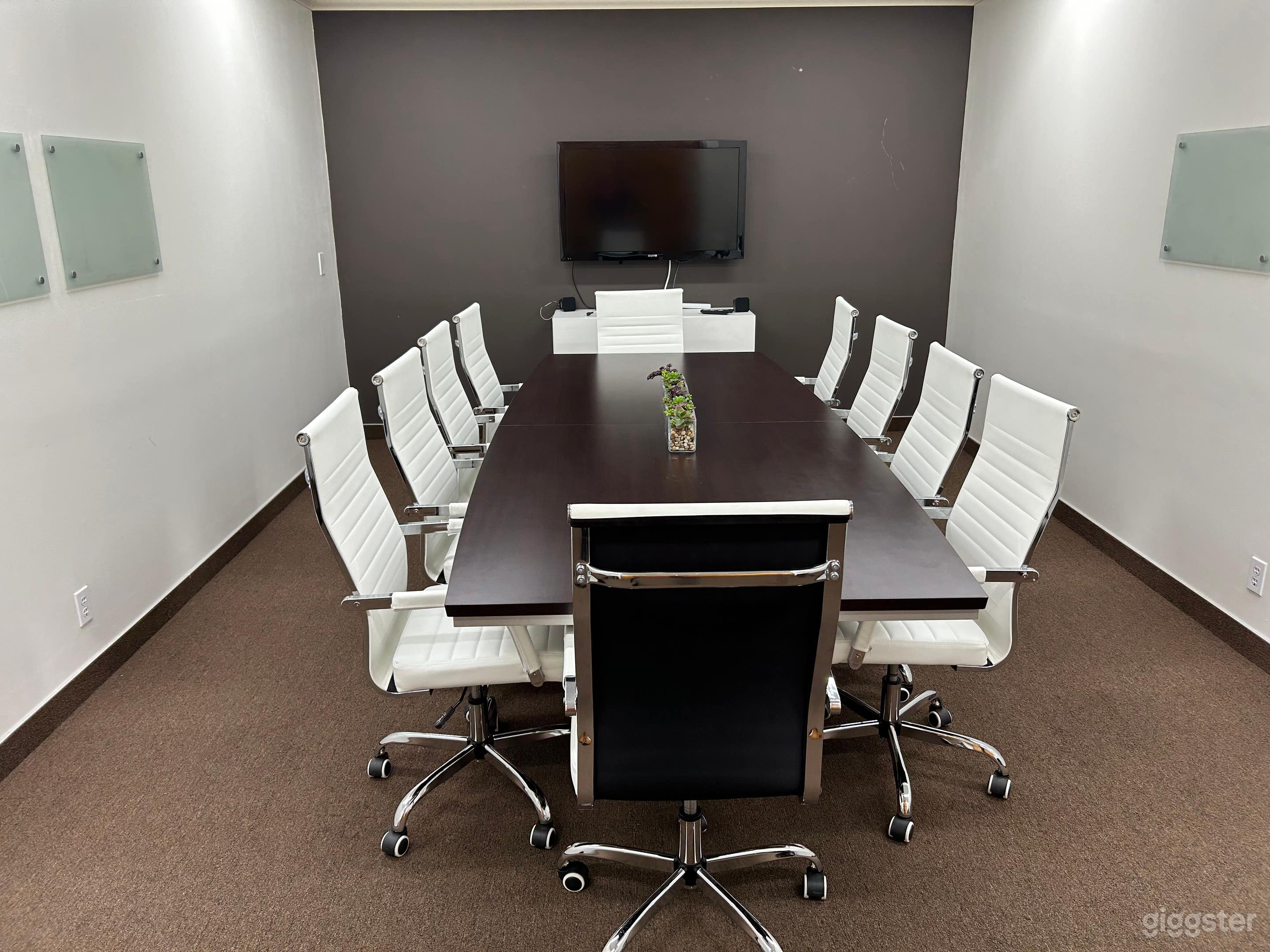 Vibrant Large Conference Room Photo 1