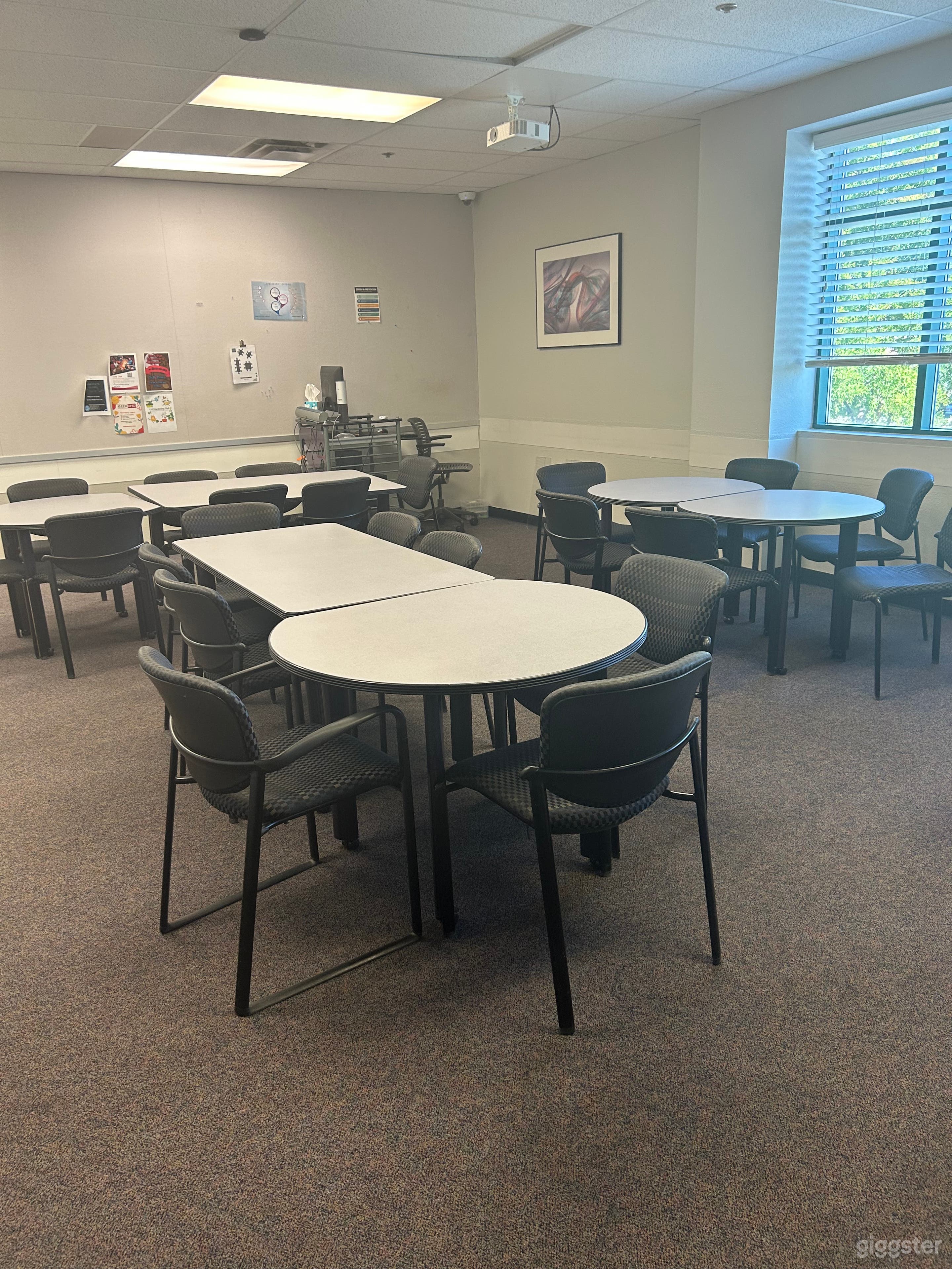 Small Classroom with 20 to 30 Seating Capacity Photo 3