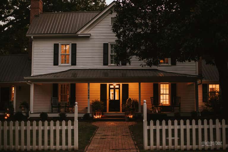  Historic Remodeled Farmhouse on 10 acres of Oaks 