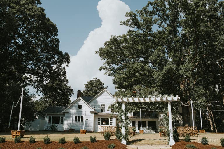  Historic Remodeled Farmhouse on 10 acres of Oaks 