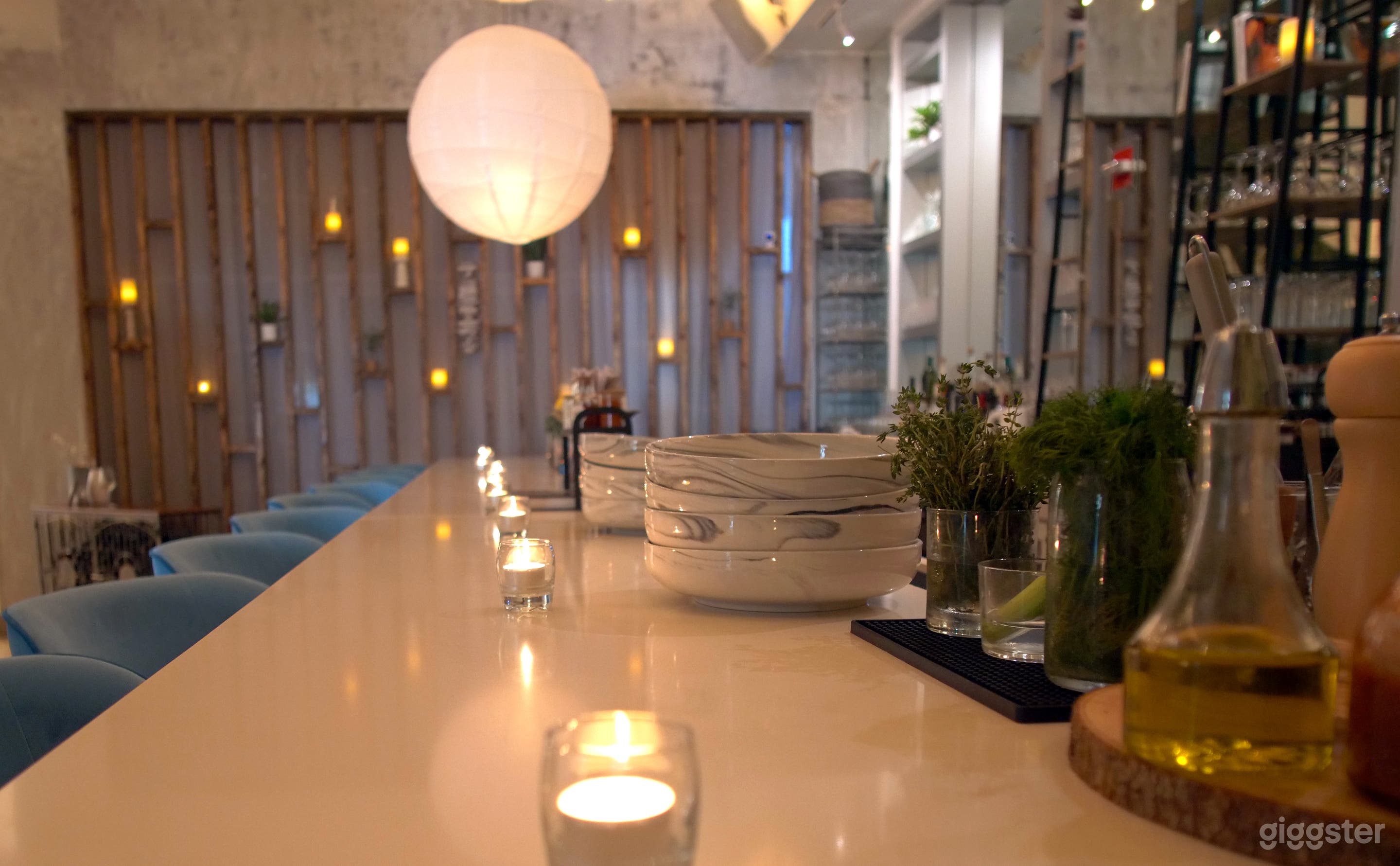 10-seat bar with additional 7-seat lounge area