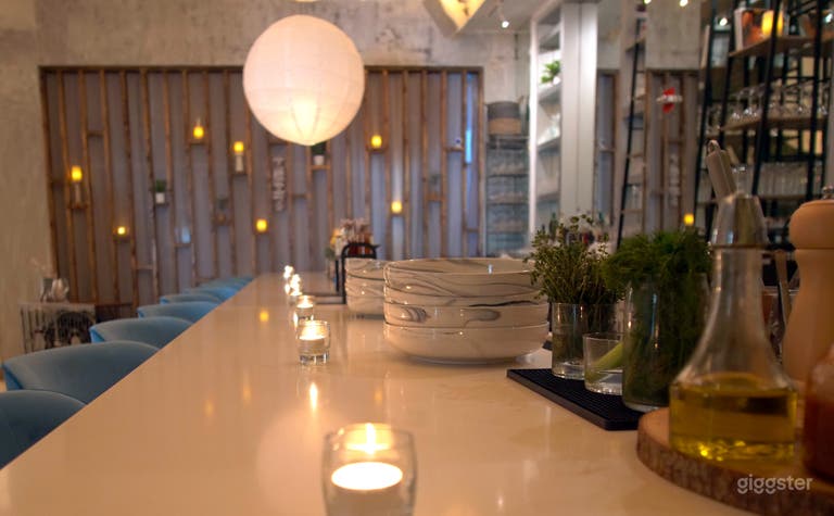  10-seat bar with additional 7-seat lounge area 