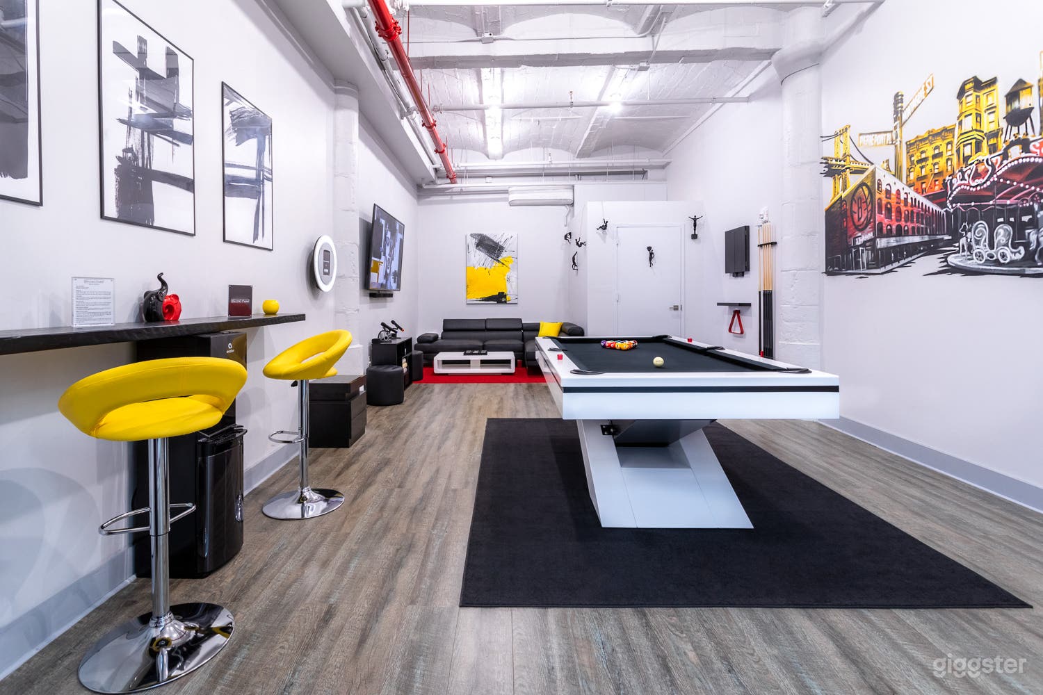 Modern Art Inspired Stylish Private Lounge Photo 1