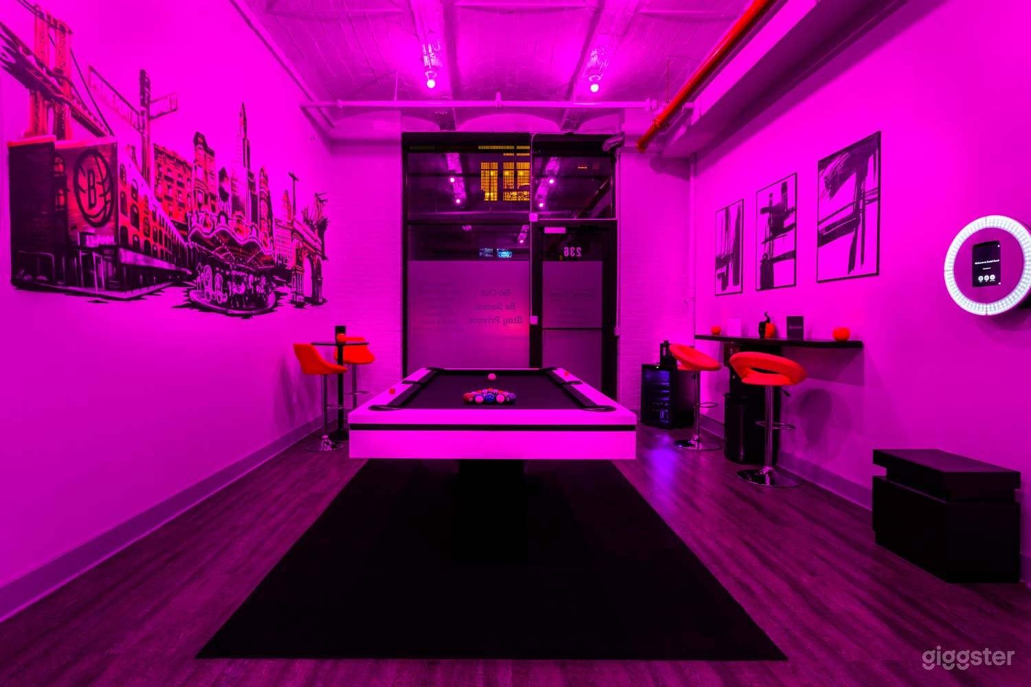 Modern Art Inspired Stylish Private Lounge Photo 4