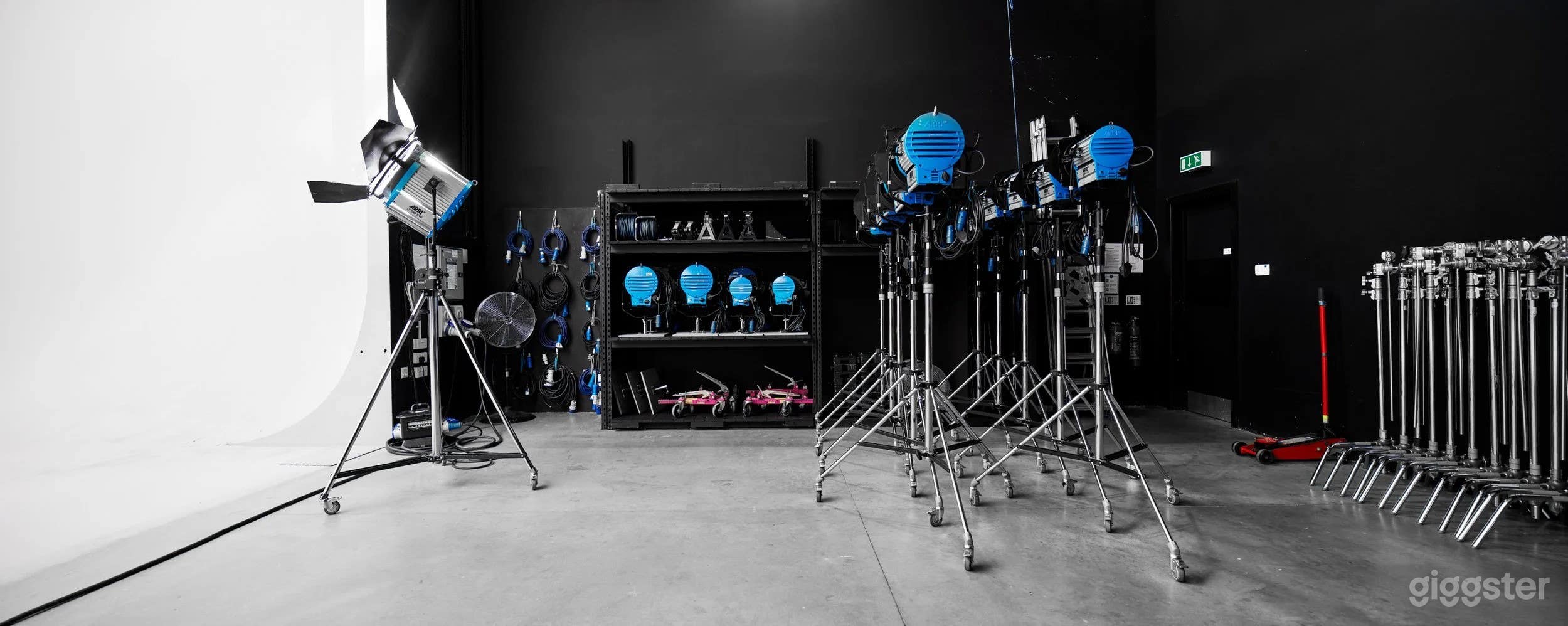 Studio 1 – Double‑Height Infinity Cove Photo 4
