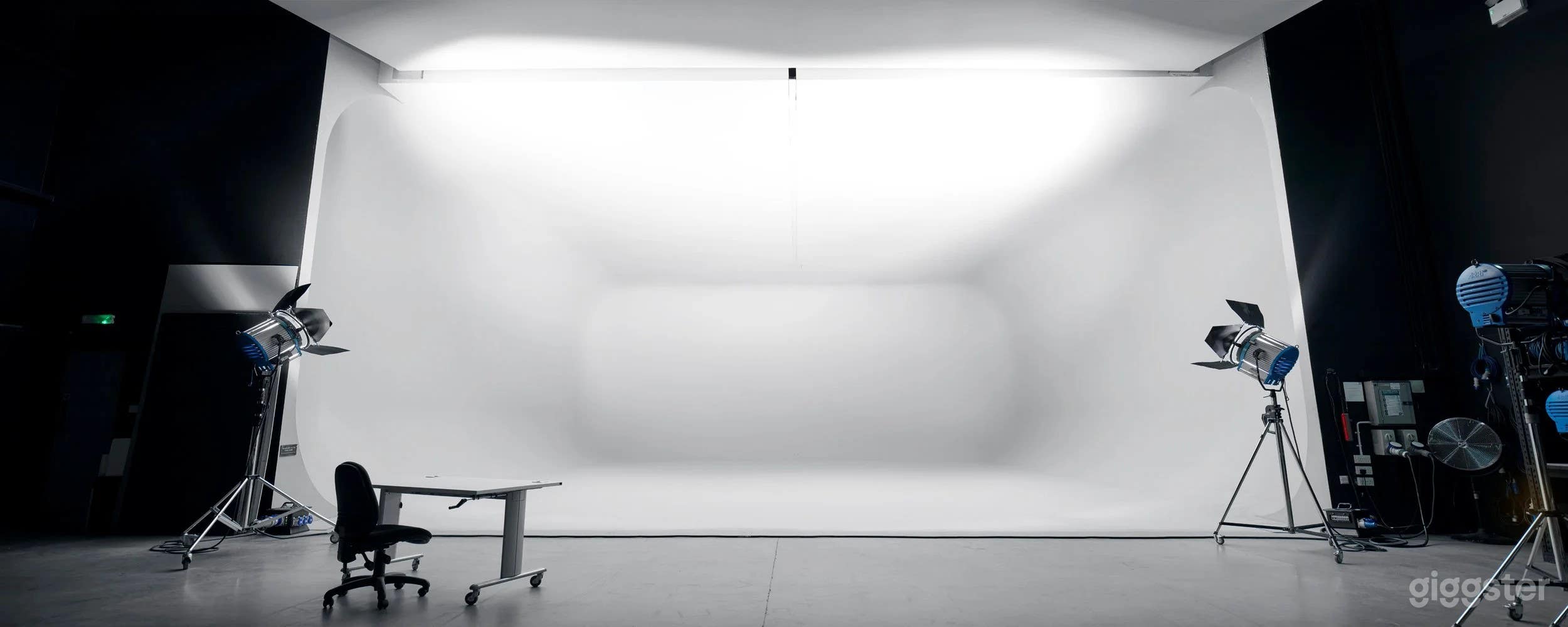 Studio 1 – Double‑Height Infinity Cove Photo 1