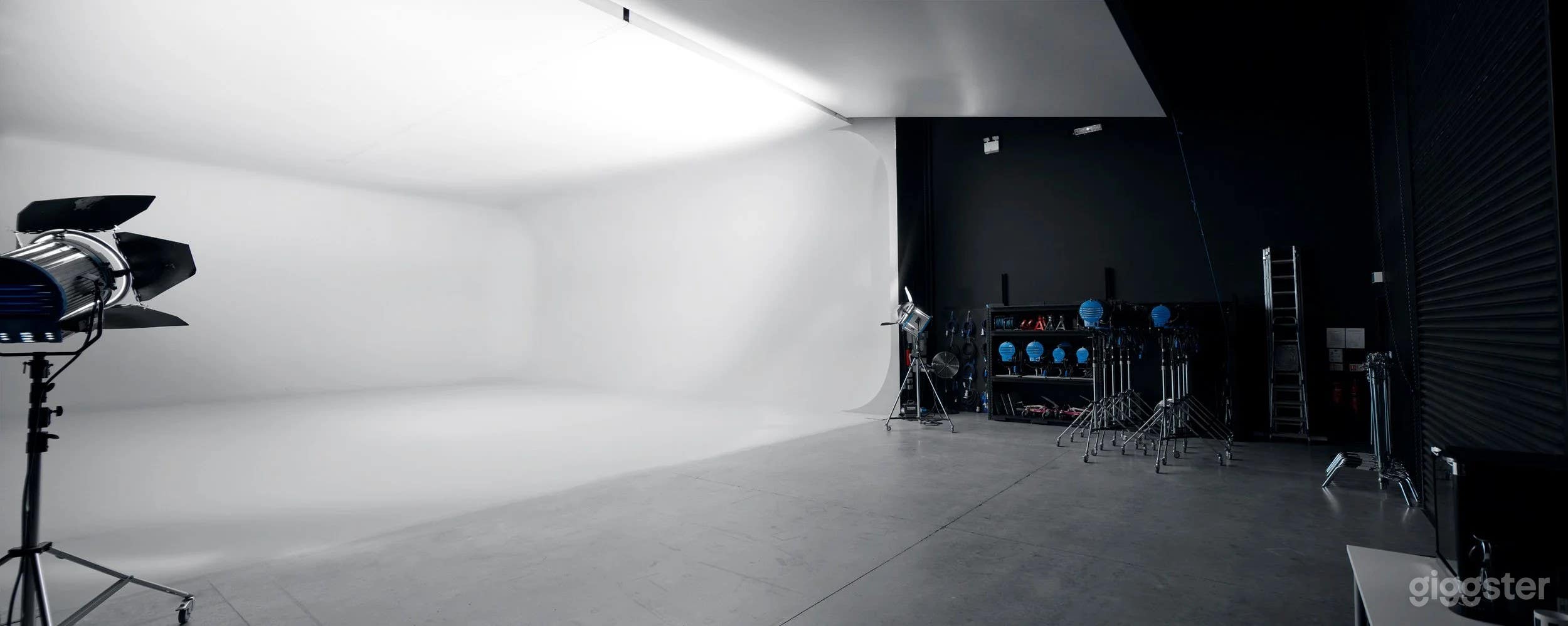Studio 1 – Double‑Height Infinity Cove Photo 2