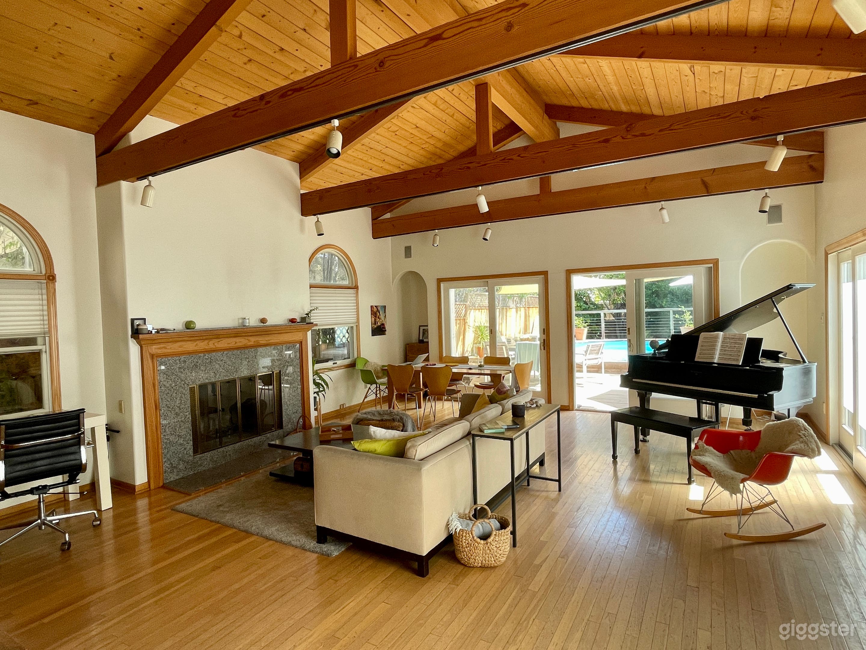 Santa Monica Oasis: Poolside Living &amp; Grand Living Room Photo 3