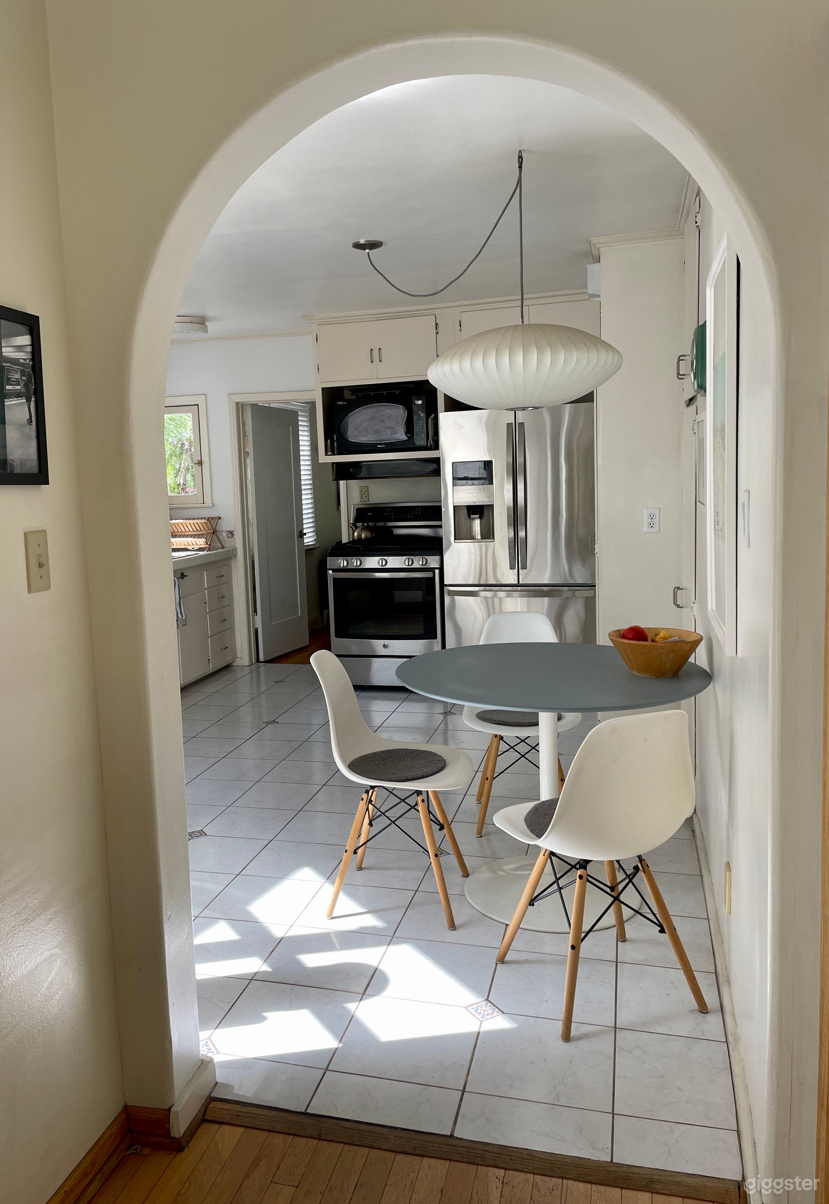 Santa Monica Oasis: Poolside Living &amp; Grand Living Room Photo 4