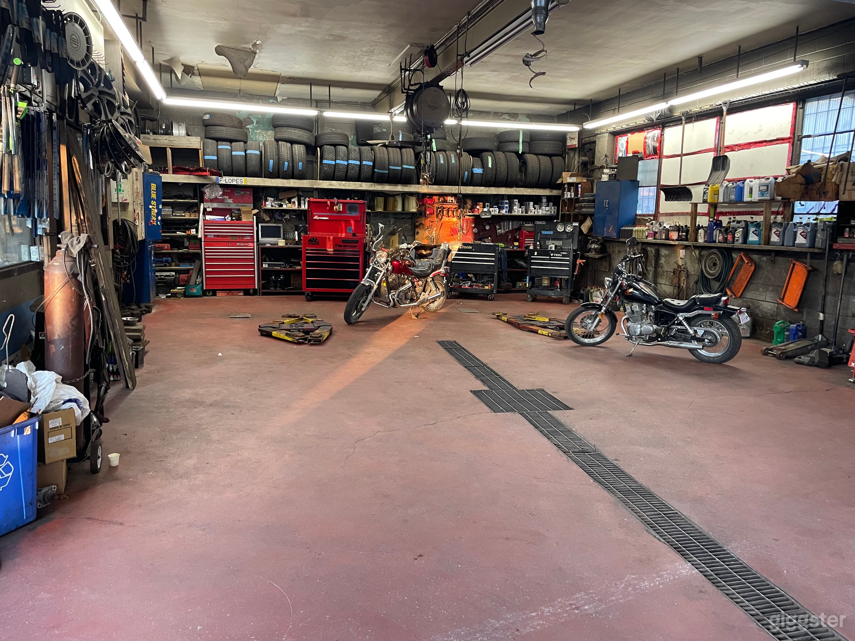 Automotive Garage for Filming Photo 4