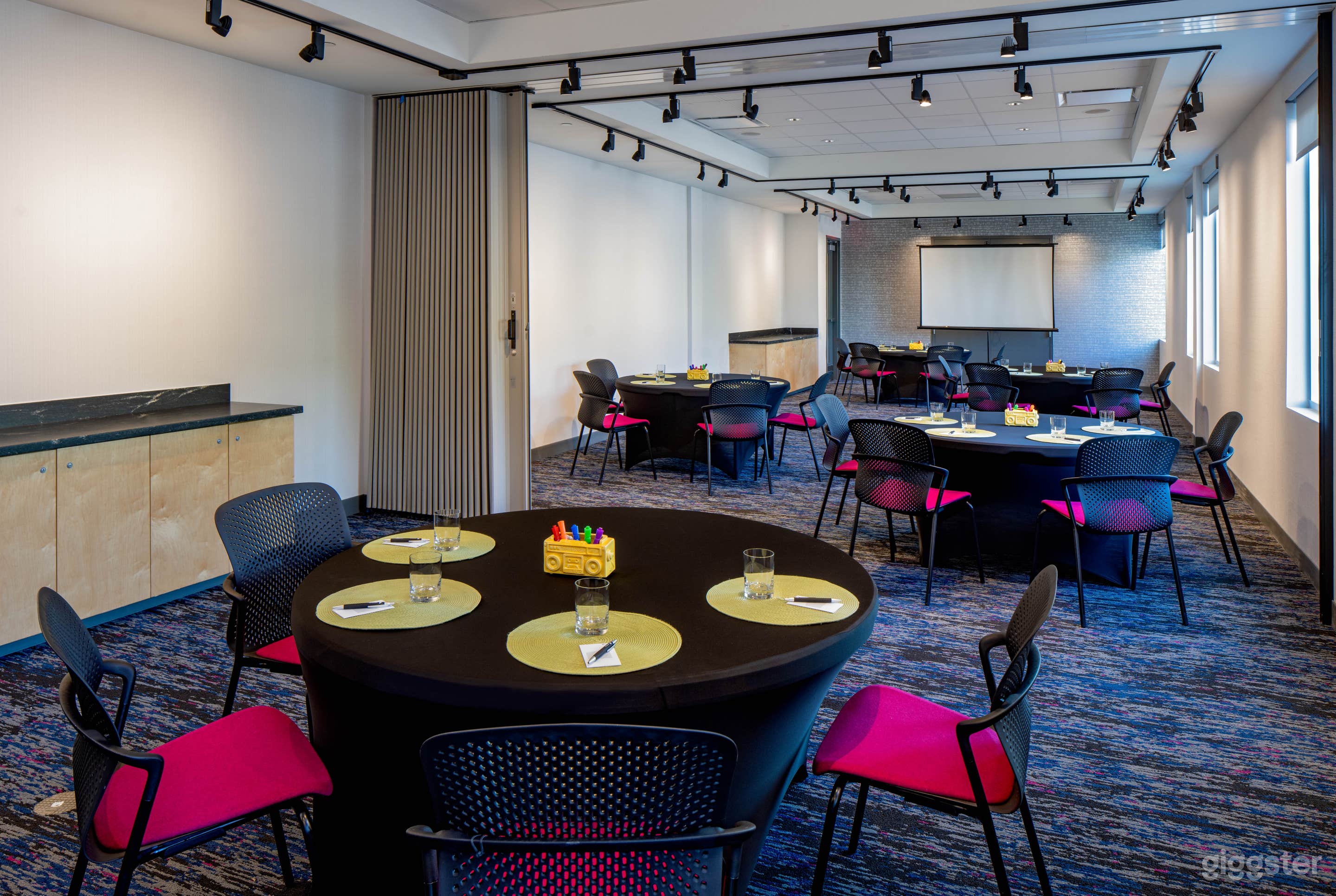 Tactic Room - Round tables