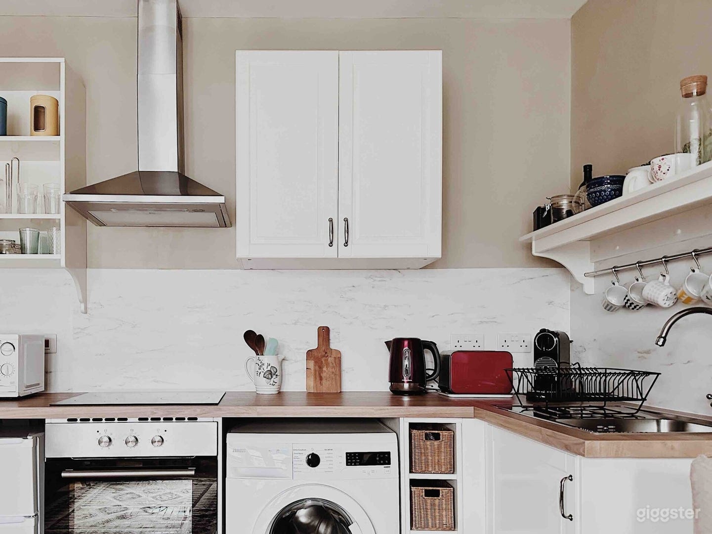 Victorian Elegance Loft: Spacious Duplex, Prime Location Photo 4