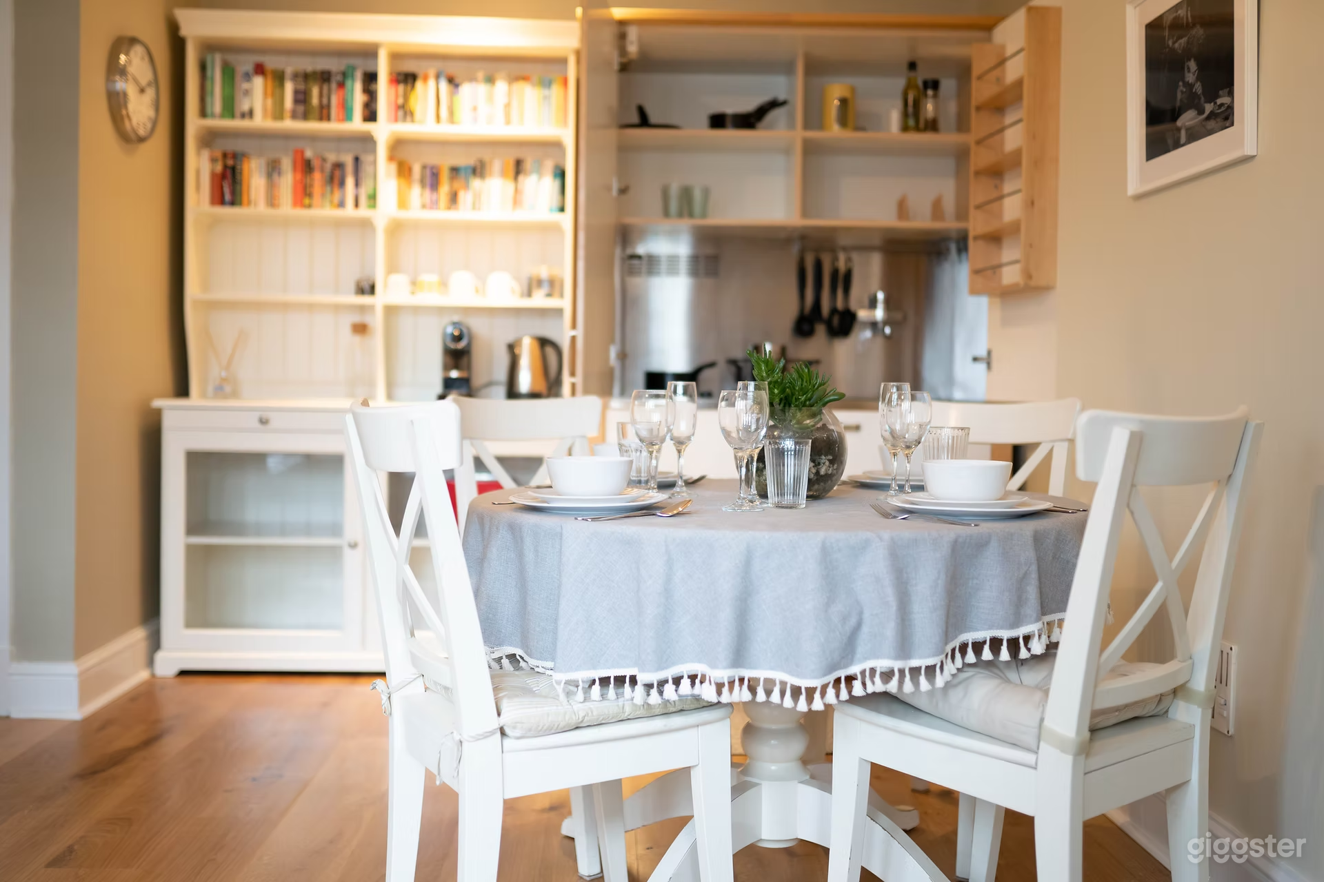 Victorian Elegance Loft: Spacious Duplex, Prime Location Photo 3