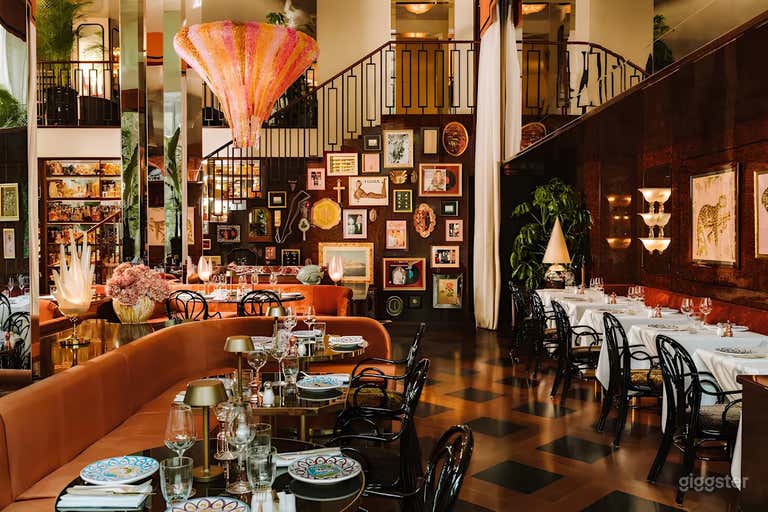  Elegant Italian Restaurant in Paris 