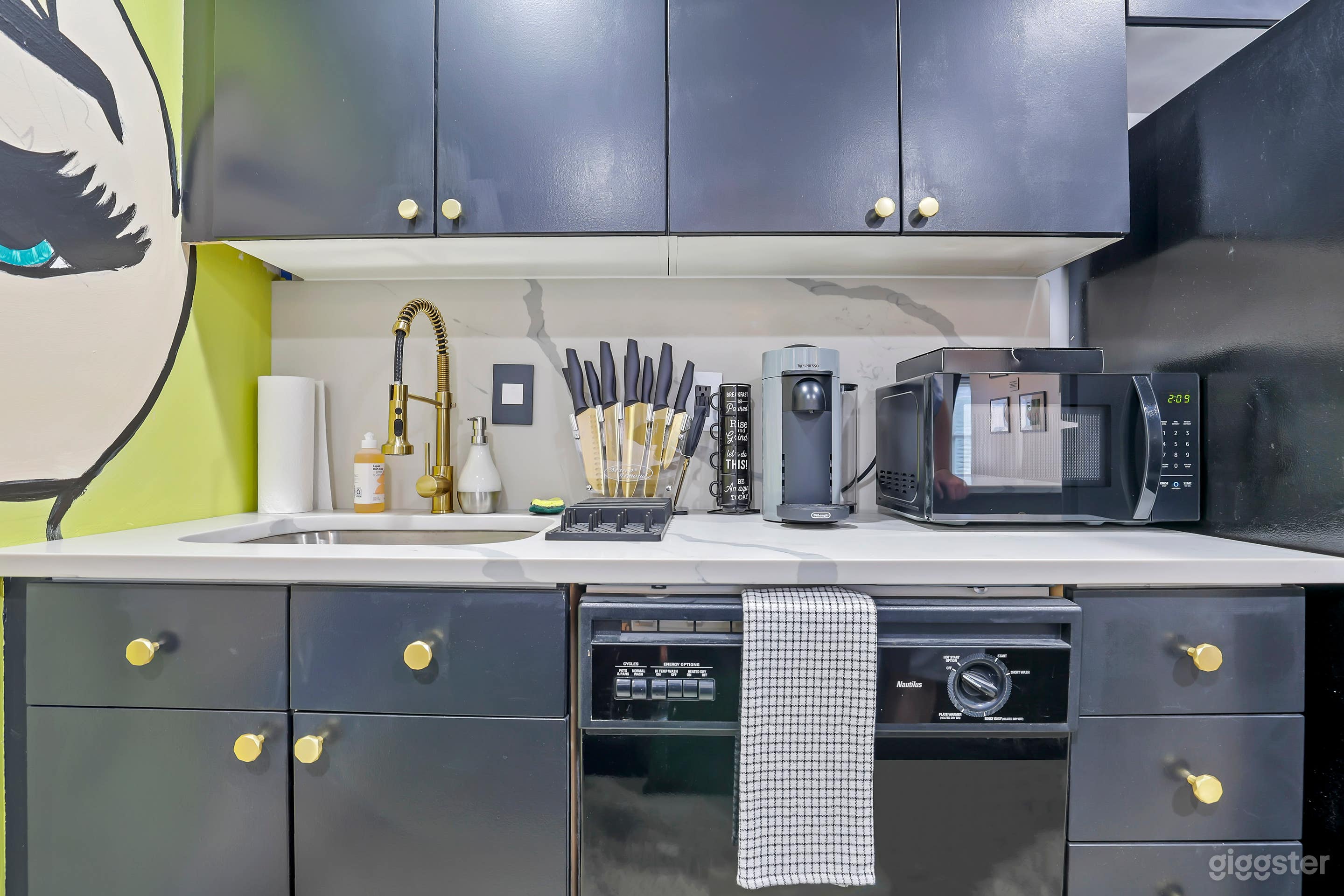 Private Art Gallery Condo w/ Free Parking! Photo 4