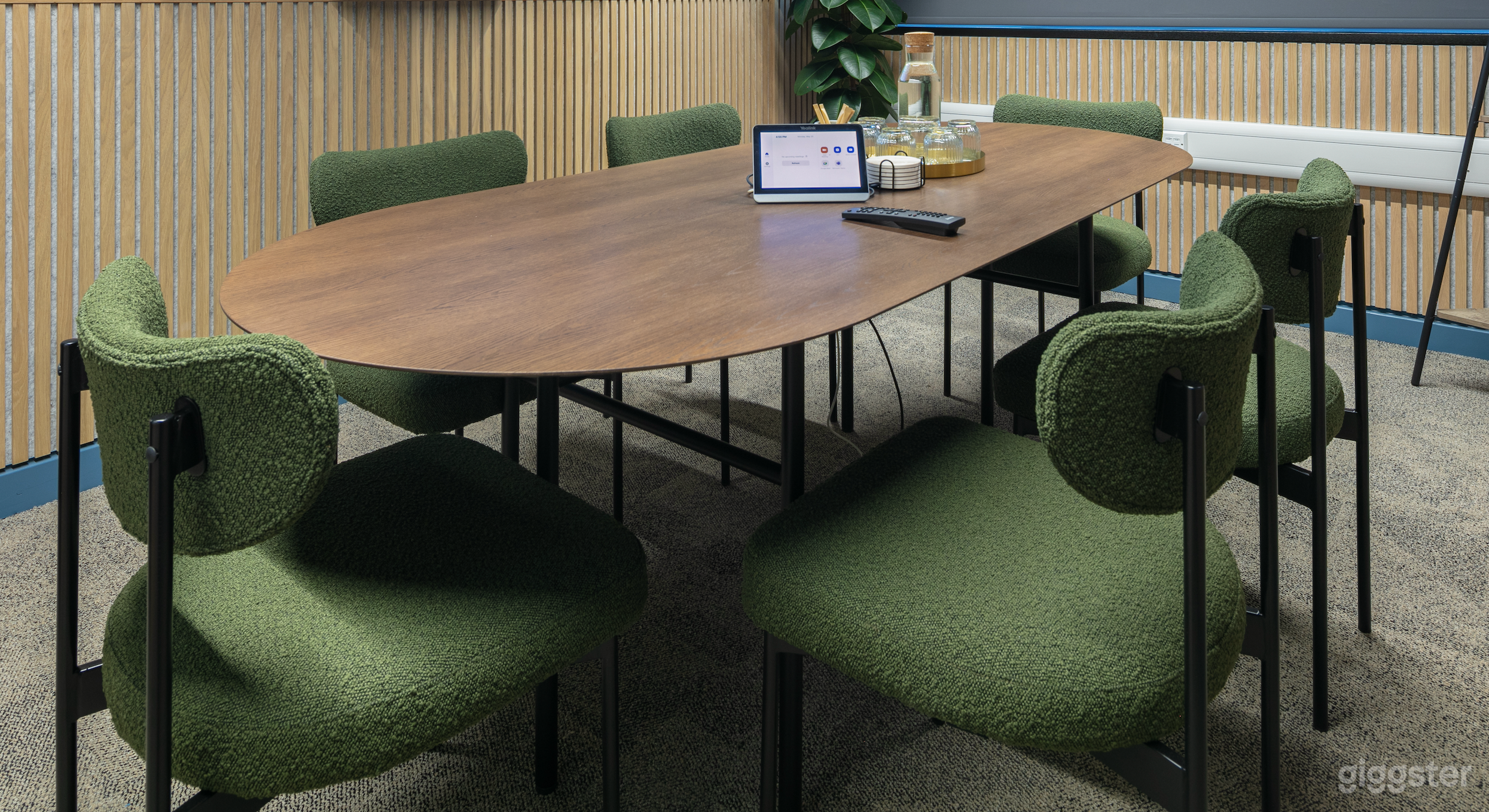 The Form Room for 6 Persons Photo 2