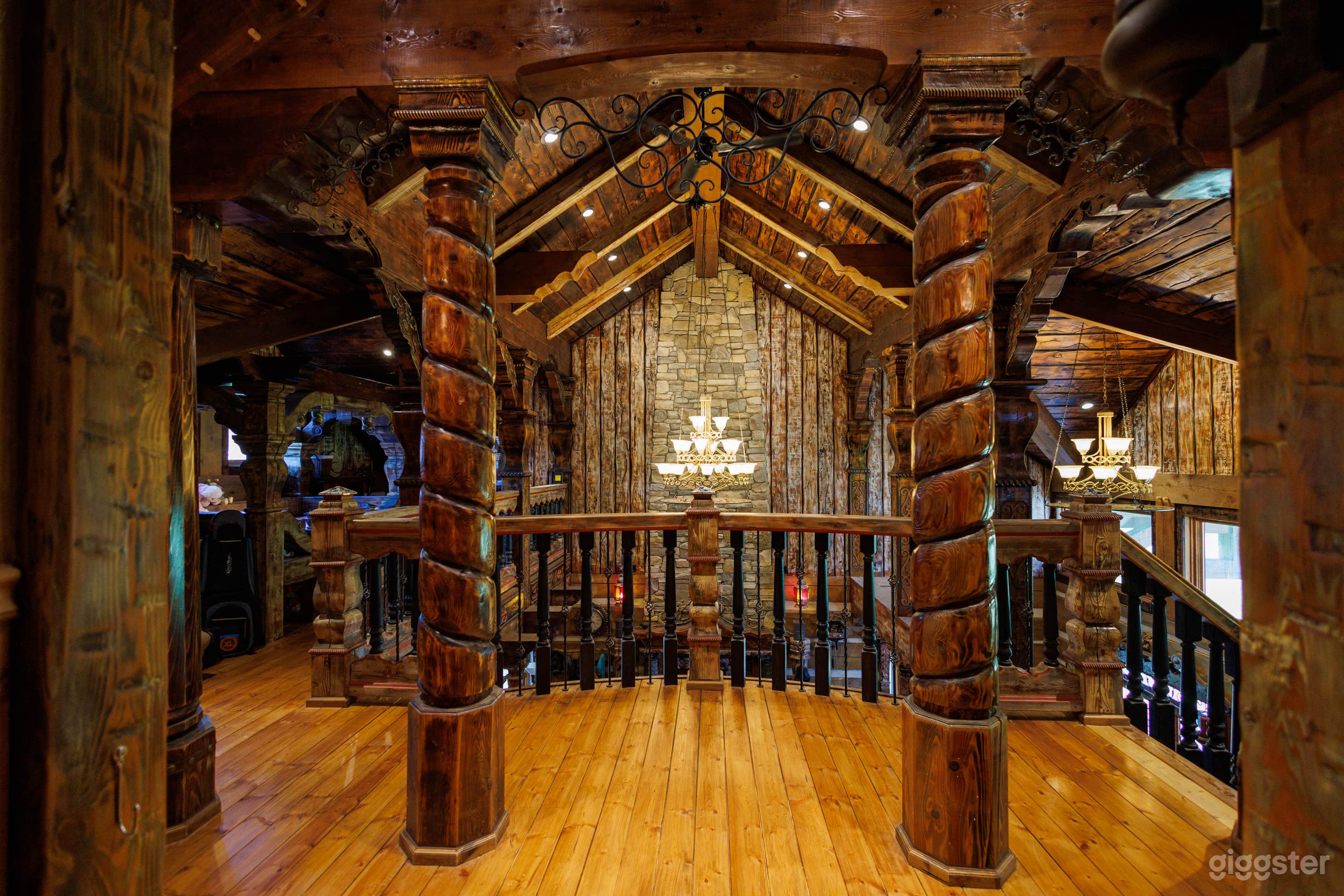 Colonial Log Haven: A Sculptural Masterpiece Photo 2