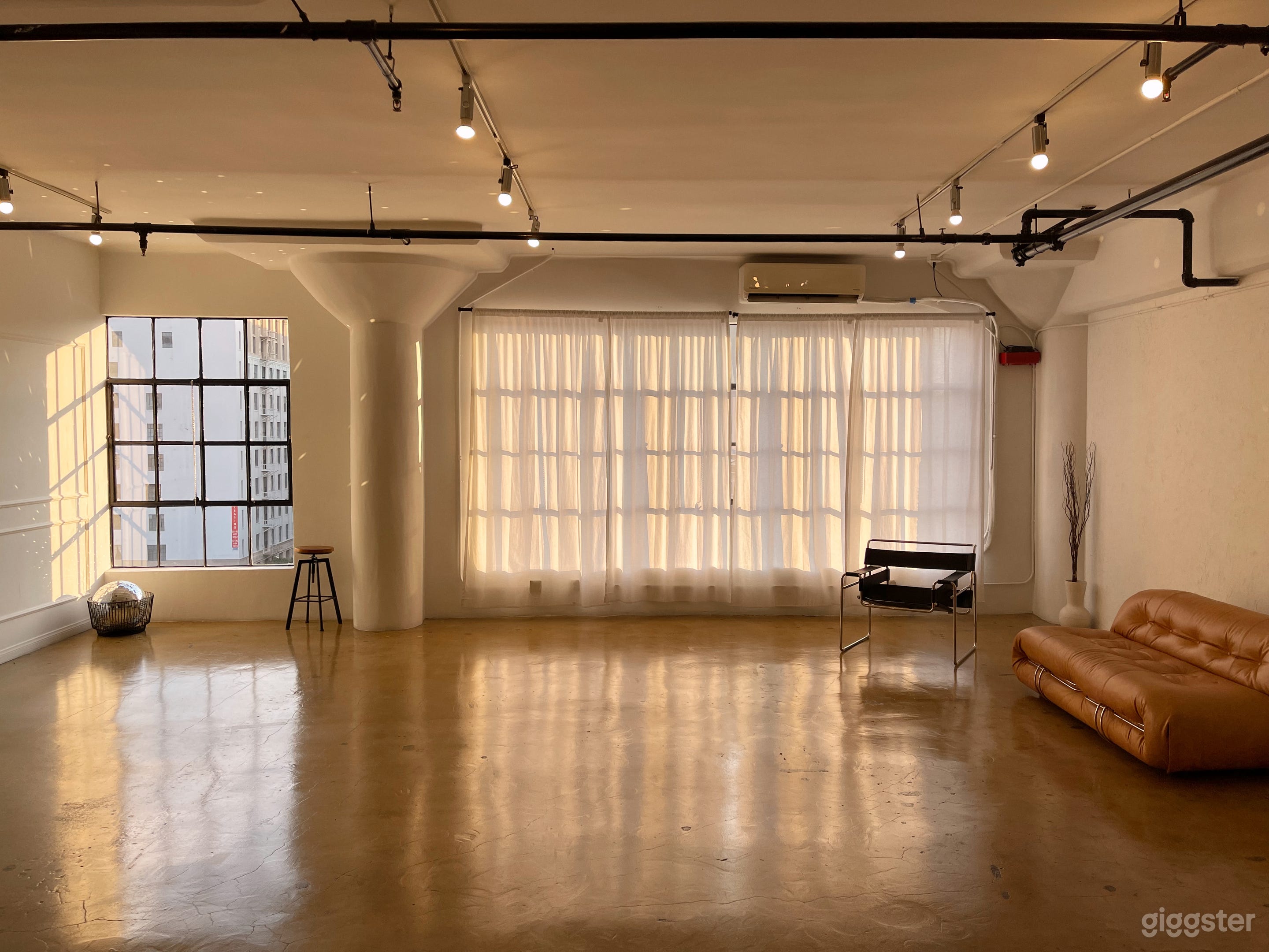 DLTA LOFT Photography Studio natural light 1200sqf Photo 3