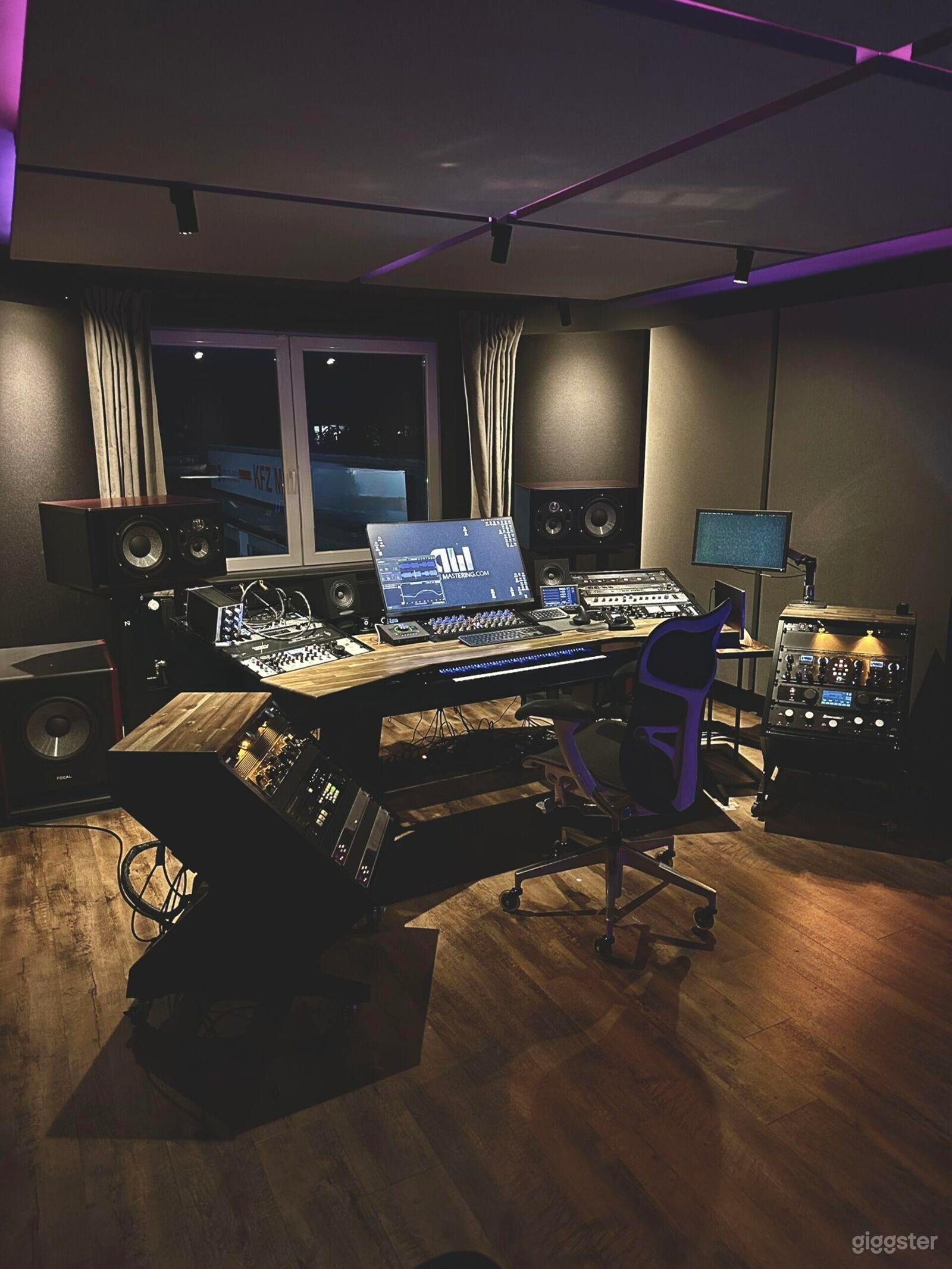 Modernes Tonstudio mit DJ-Raum und Lounge-Bereich Foto 1