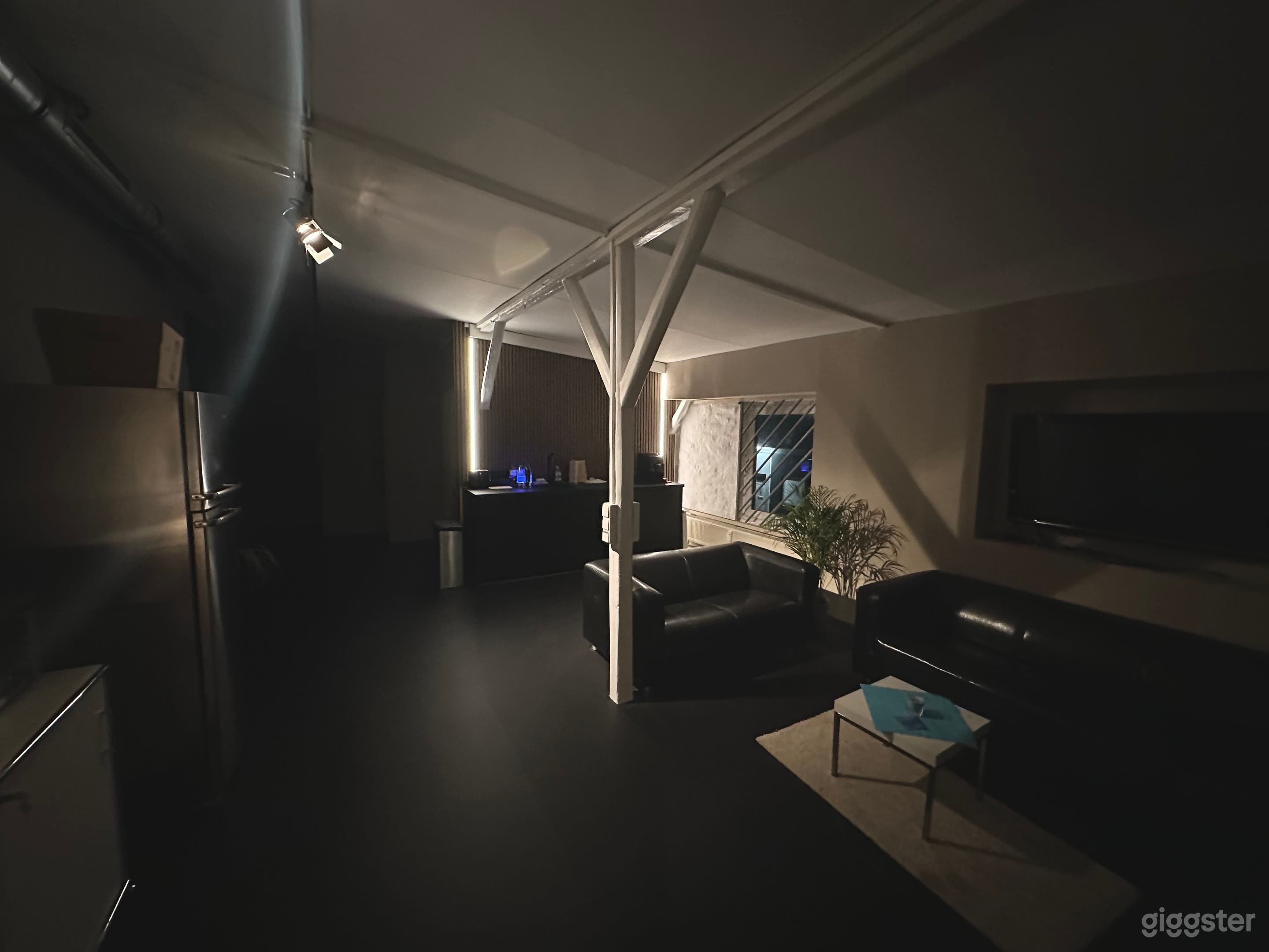 Modernes Tonstudio mit DJ-Raum und Lounge-Bereich Foto 2